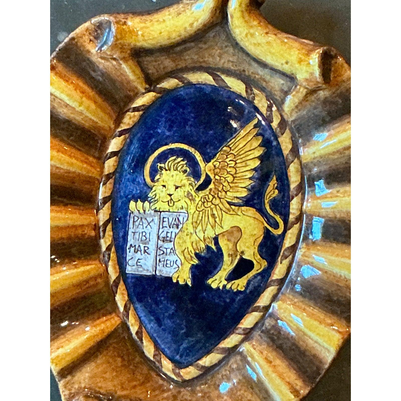 Vintage Italienisch glasiert Keramik geflügelten Löwen Wappen Plakette im Zustand „Gut“ im Angebot in West Palm Beach, FL