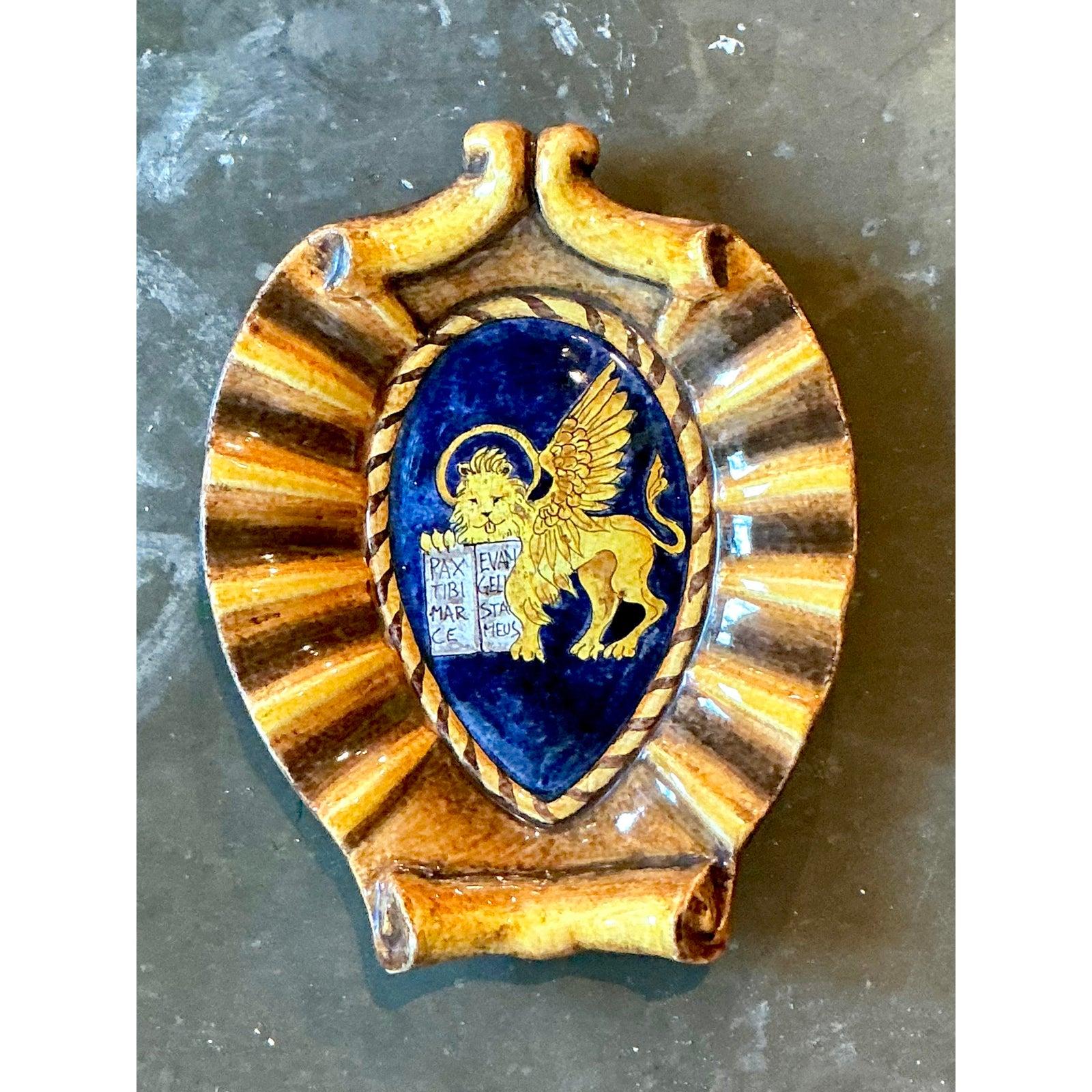 Vintage Italienisch glasiert Keramik geflügelten Löwen Wappen Plakette (20. Jahrhundert) im Angebot