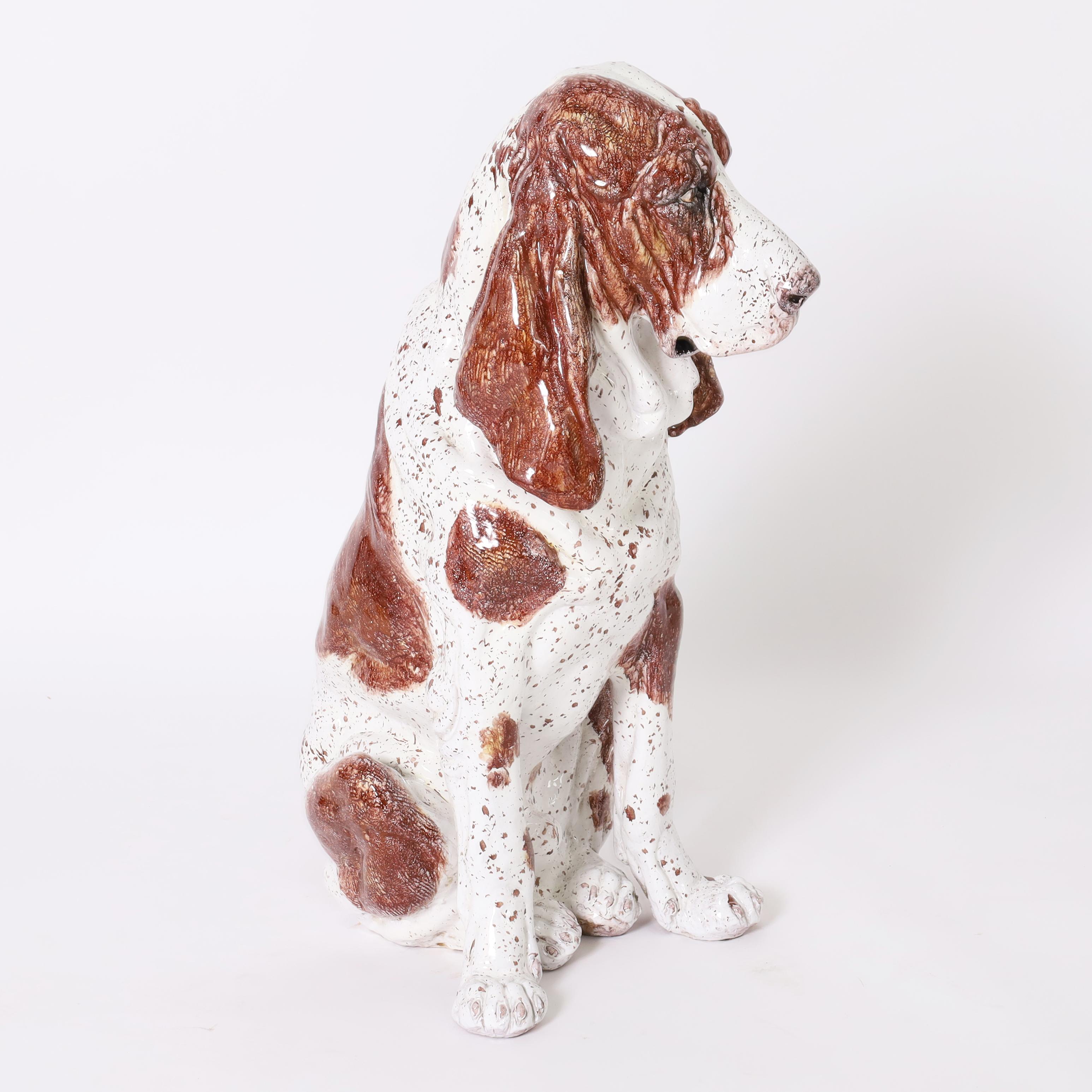Wie das Lied sagt, bist du nichts anderes als ein Jagdhund, lebensgroßer Jagdhund aus der Mitte des Jahrhunderts, handgefertigt aus Terrakotta, handdekoriert und glasiert. 