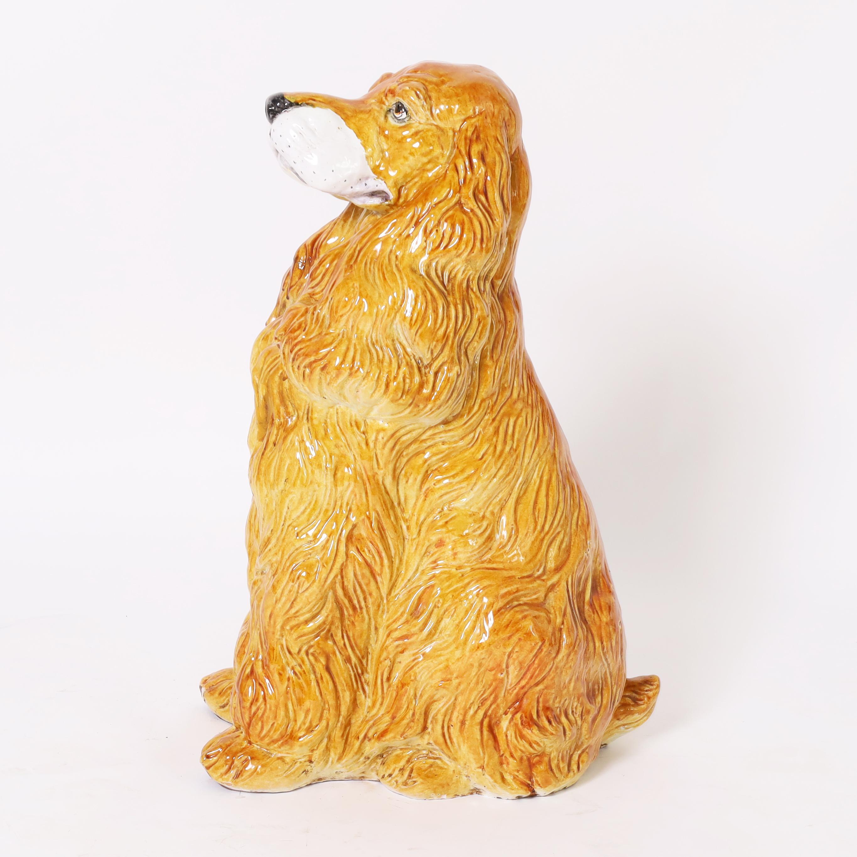 Encantadora escultura o figura italiana de cocker spaniel a tamaño natural de mediados de siglo, realizada en terracota, decorada y esmaltada a mano.