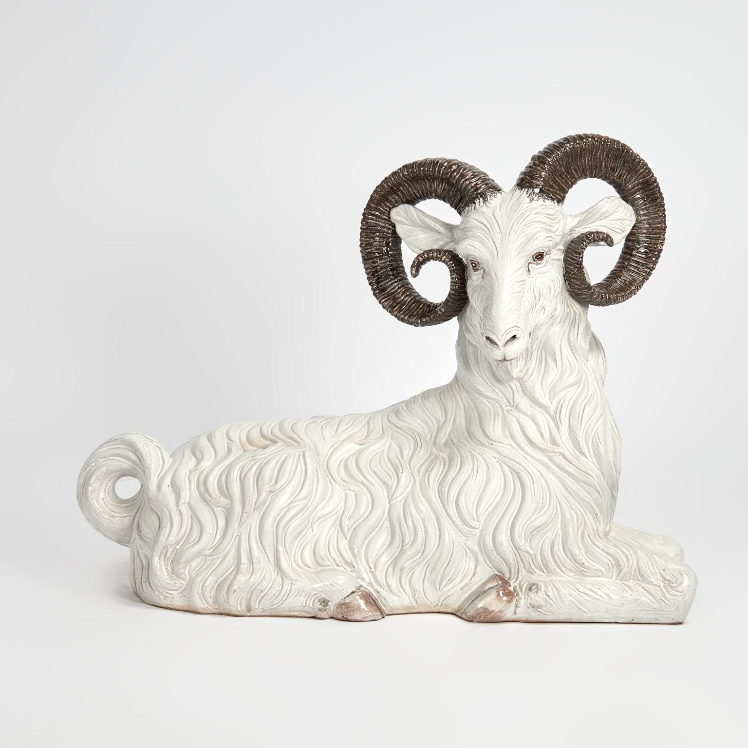 Scultura o figura di ariete in riposo realisticamente realizzata in terracotta, decorata e smaltata a mano. 
