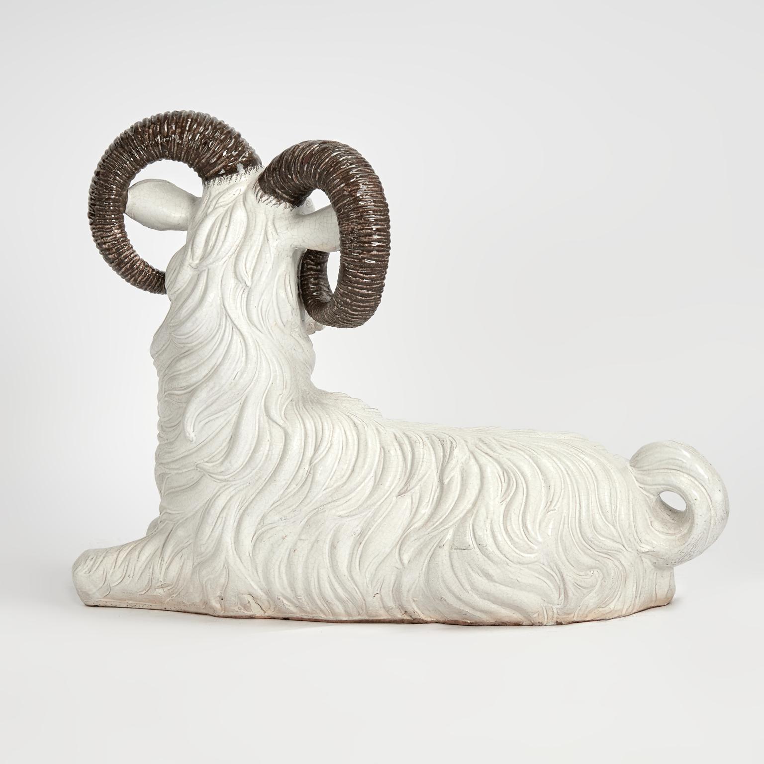 Terracotta Scultura di ariete in terracotta smaltata italiana d'epoca in vendita