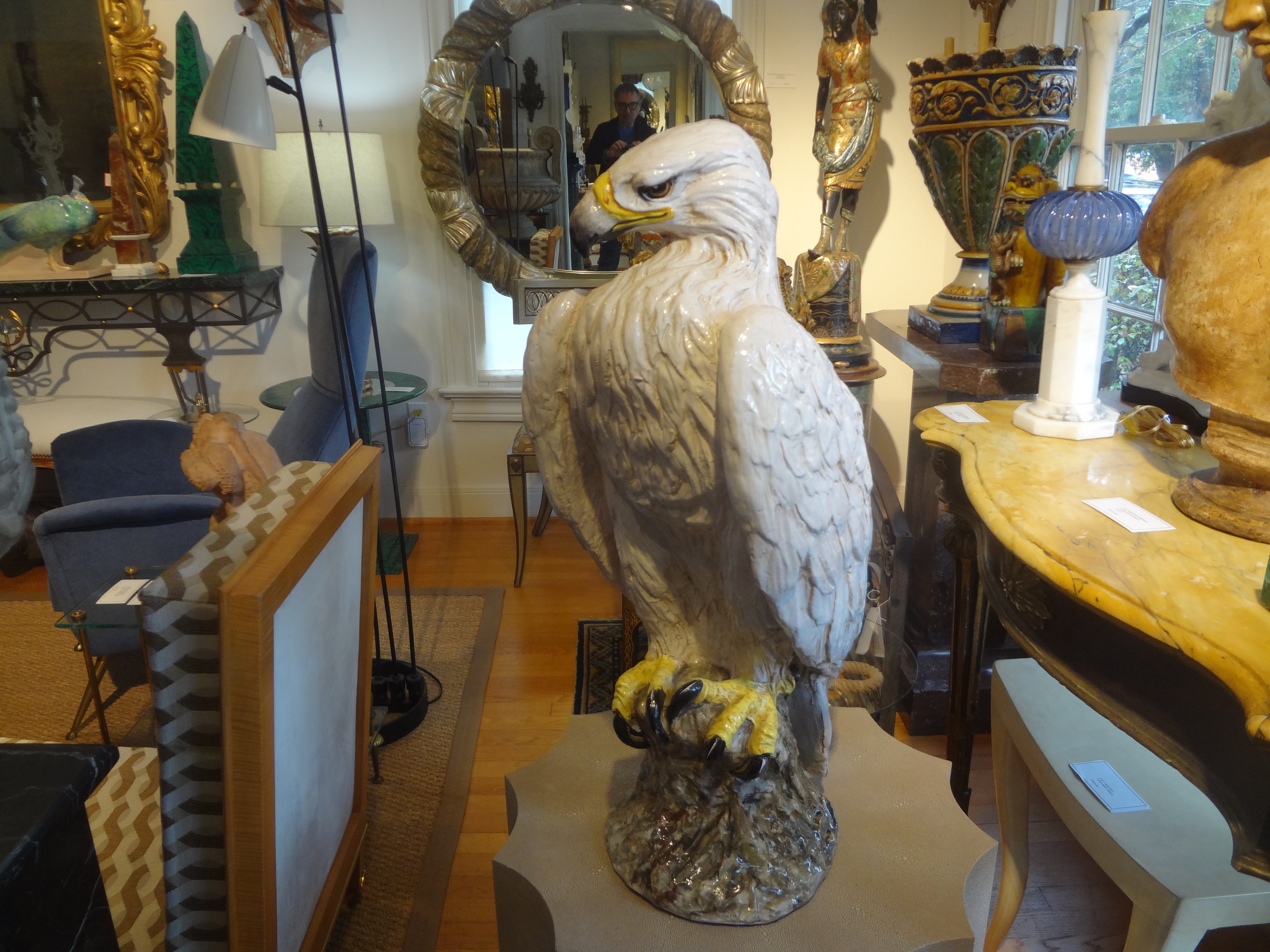 Vintage Italian Glazed Terracotta Eagle Sculpture.
Diese lebensgroße Hollywood Regency italienische Adler Figur oder Skulptur ist fachmännisch in realistischen Farben ausgeführt.
Unsere italienische Skulptur ist in sehr gutem Vintage-Zustand.