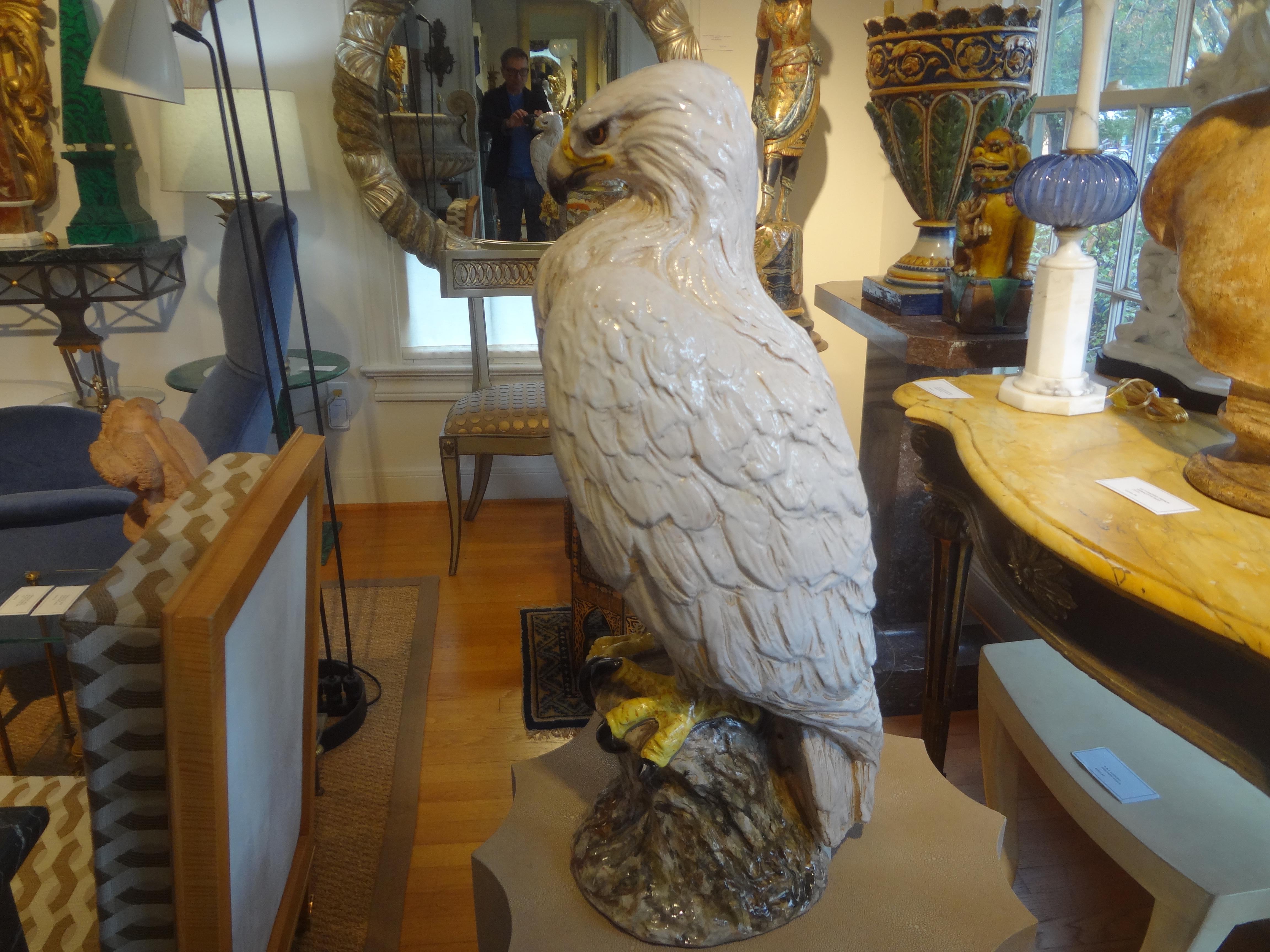 Italienische glasierte Terrakotta-Skulptur eines Adlers, Vintage im Angebot 1