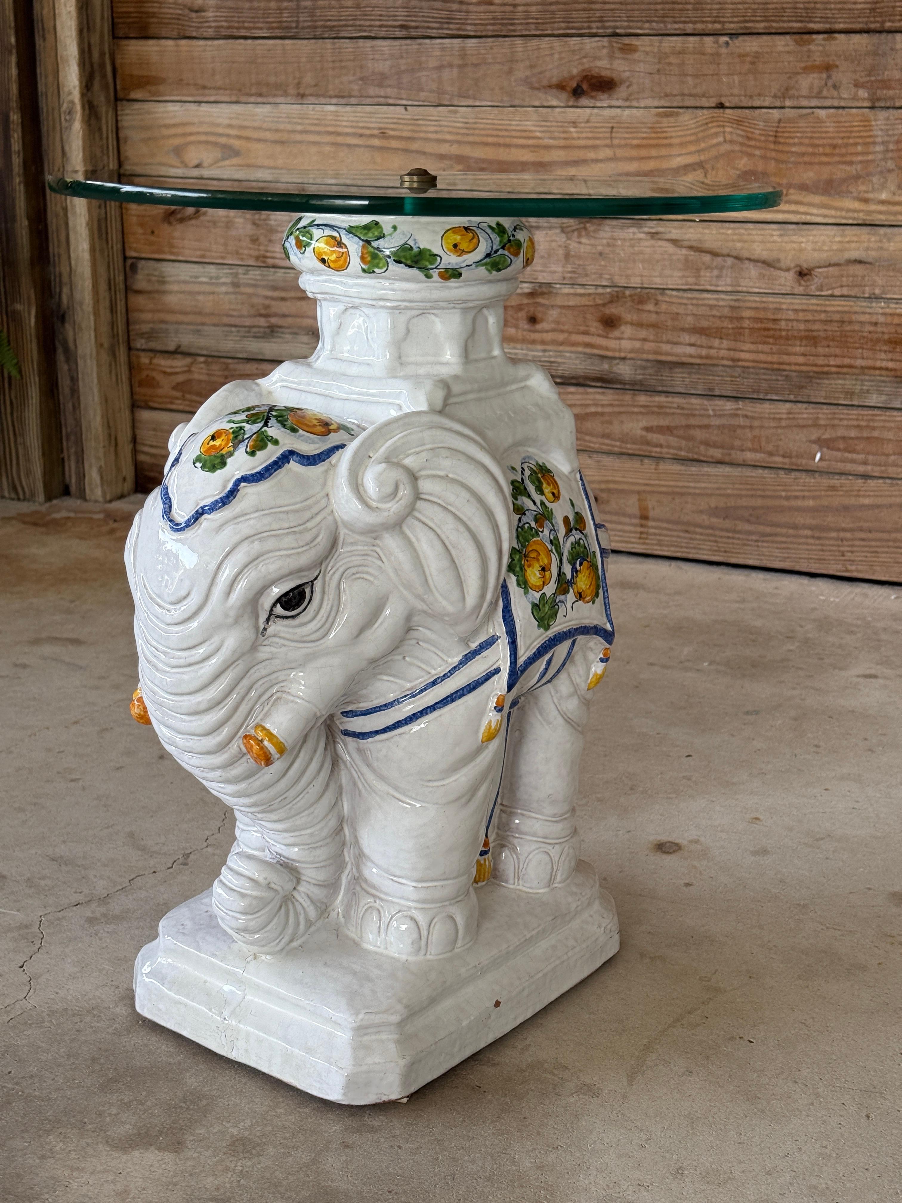Mesa auxiliar de terracota esmaltada italiana vintage con forma de elefante y detalles pintados a mano Italiano en venta
