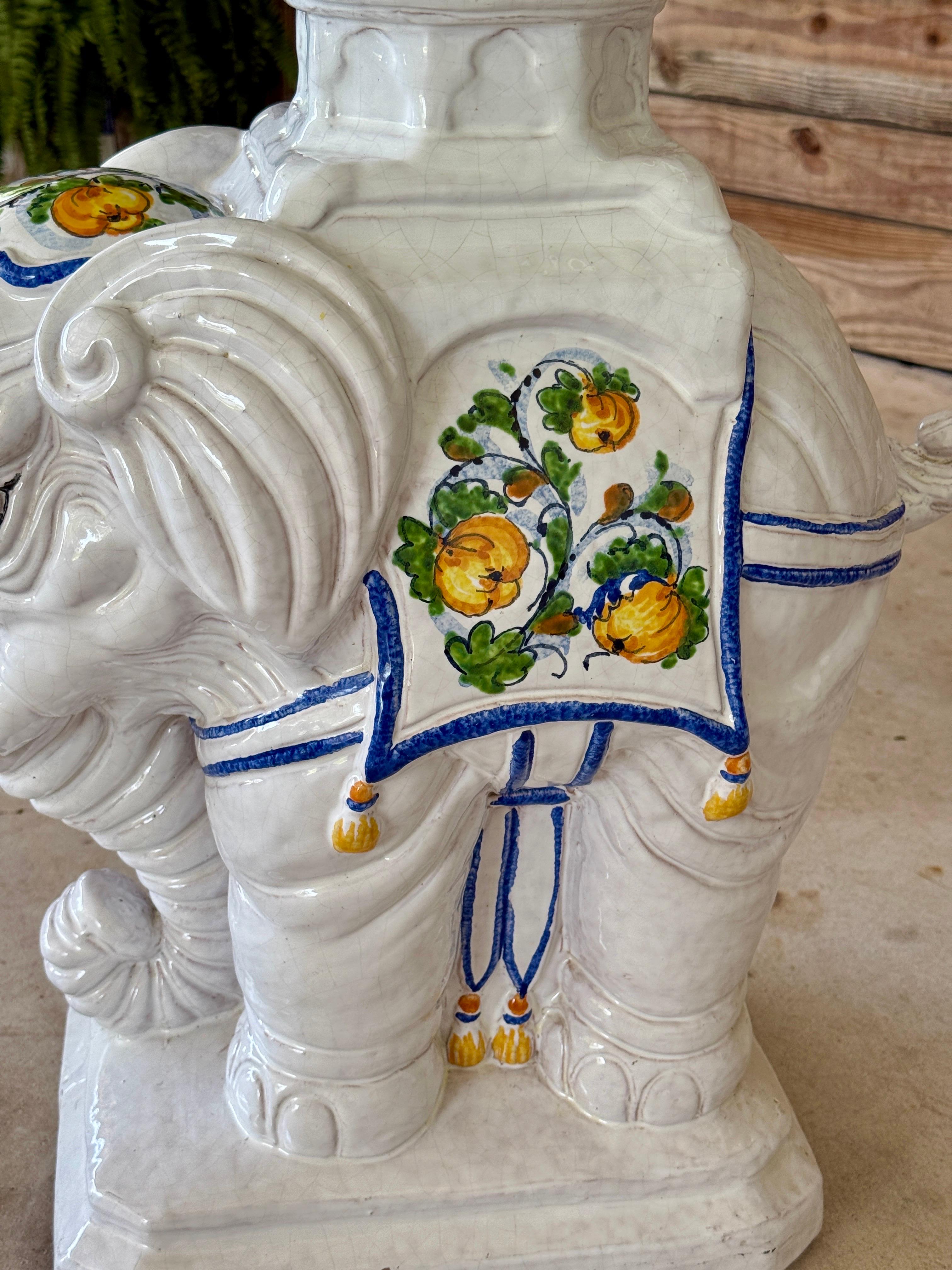 Mesa auxiliar de terracota esmaltada italiana vintage con forma de elefante y detalles pintados a mano en Bueno estado para la venta en North Fort Myers, FL