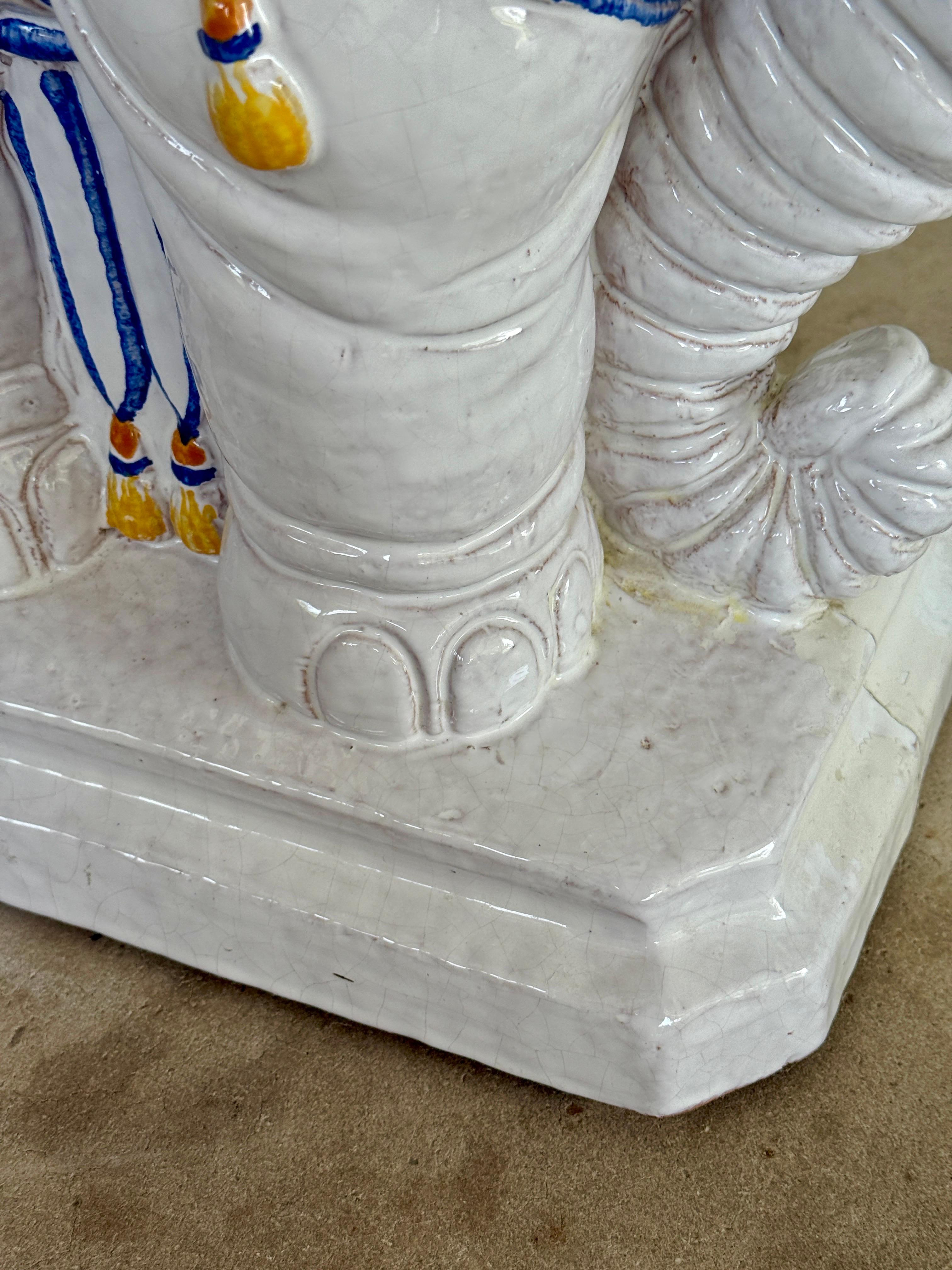 Mesa auxiliar de terracota esmaltada italiana vintage con forma de elefante y detalles pintados a mano siglo XX en venta