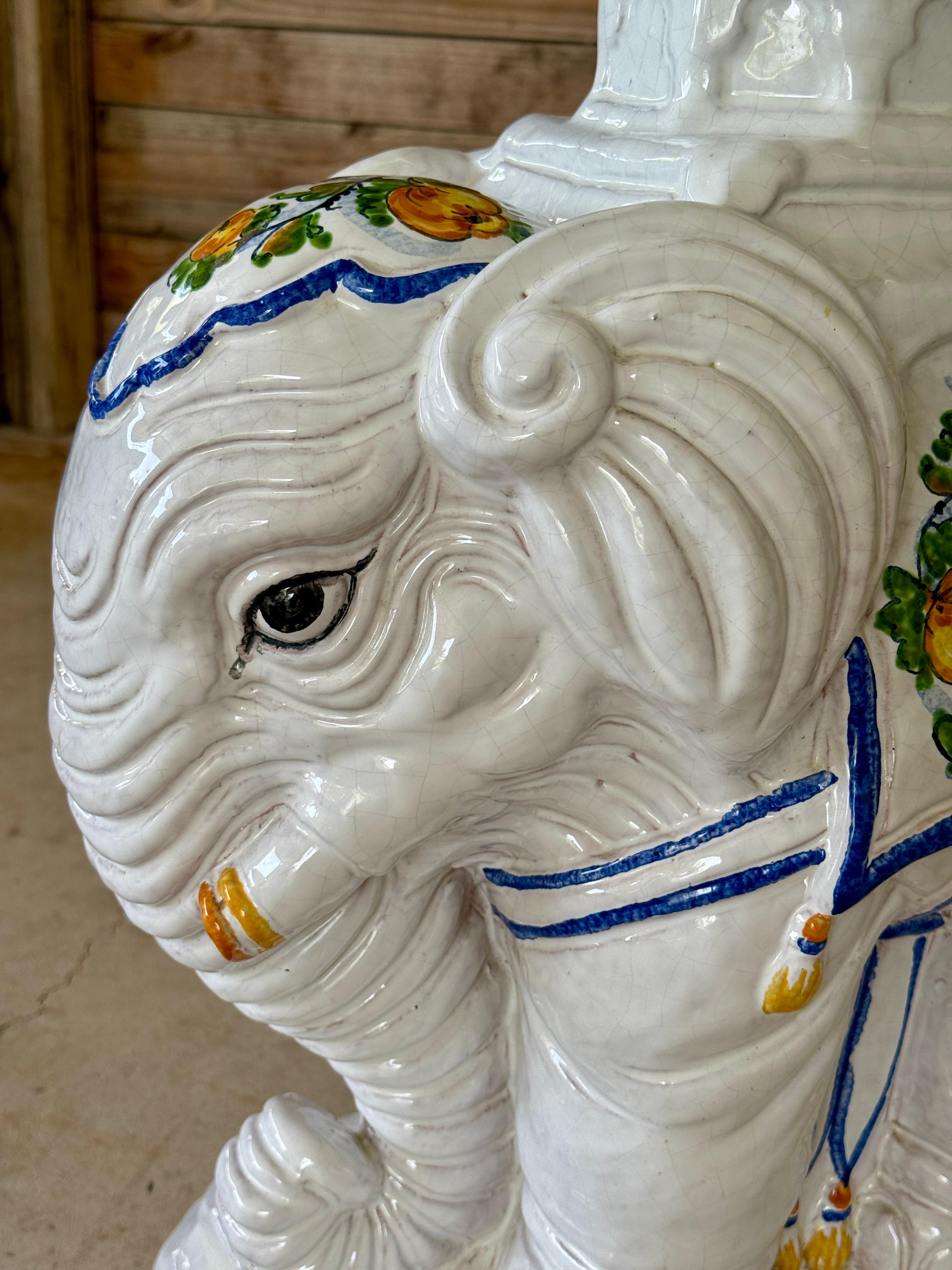 Mesa auxiliar de terracota esmaltada italiana vintage con forma de elefante y detalles pintados a mano en venta 1