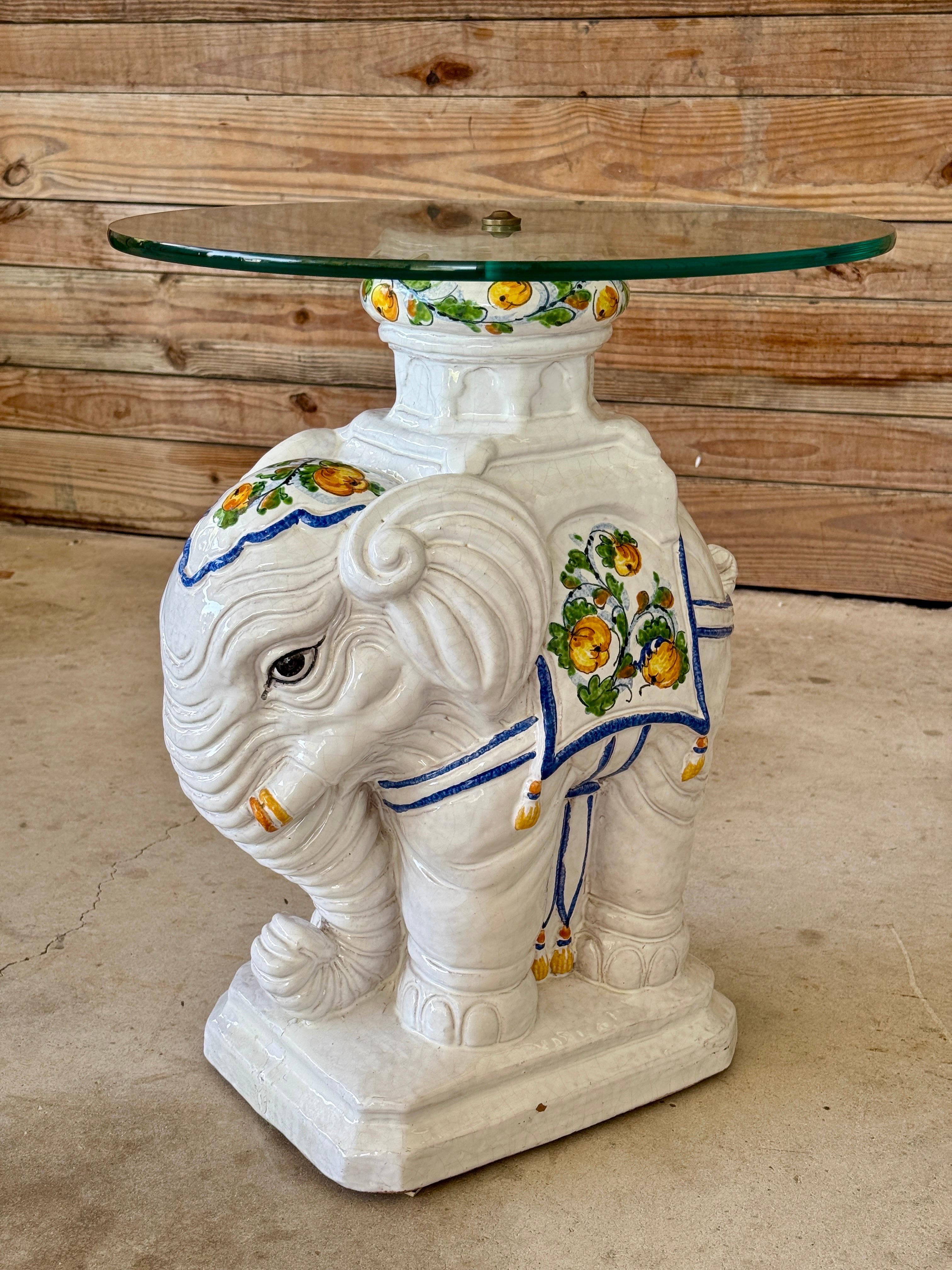 Mesa auxiliar de terracota esmaltada italiana vintage con forma de elefante y detalles pintados a mano en venta 2