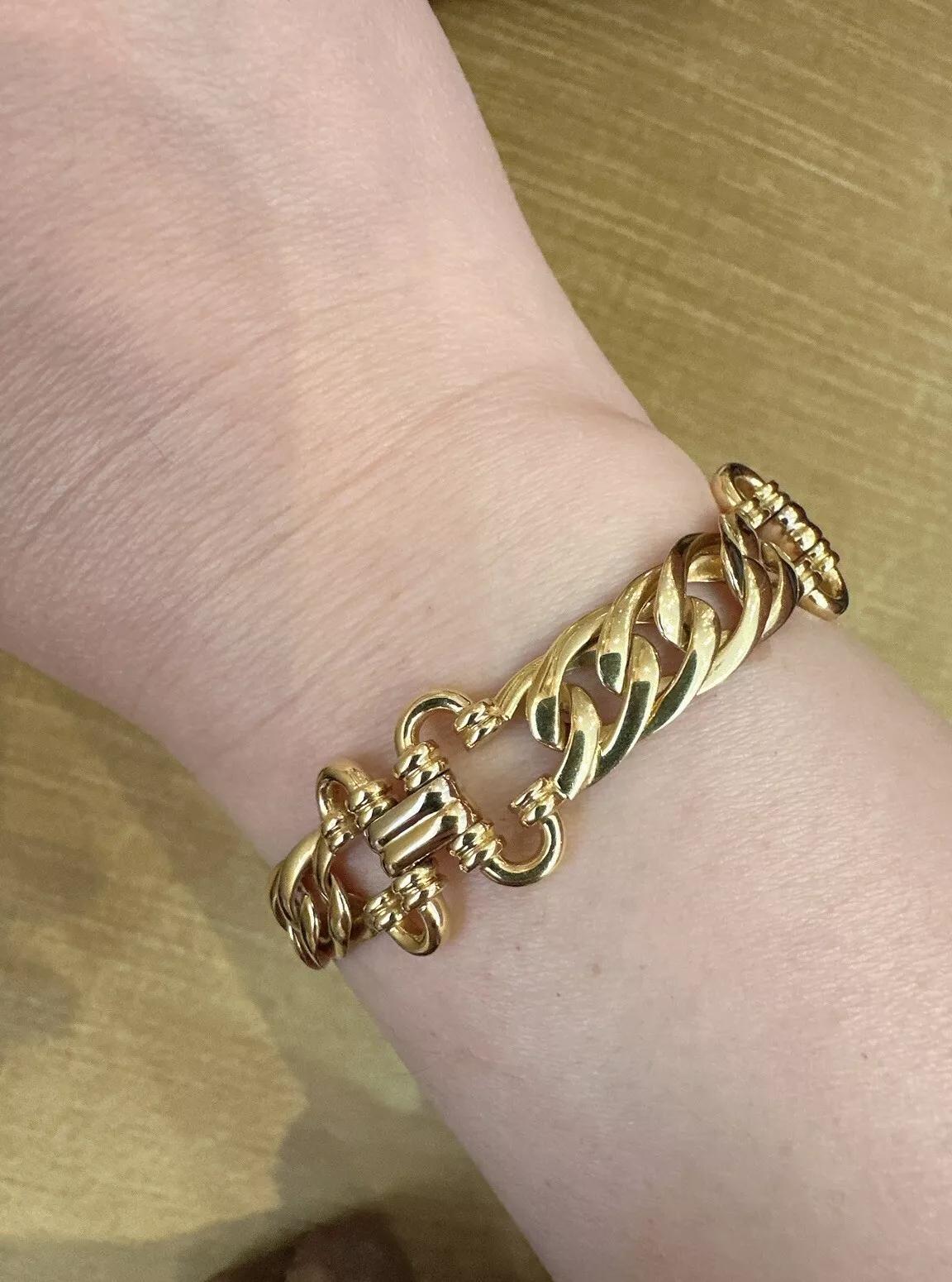 Vintage Italian Gold Curb Link Armband in 18k Gelbgold 

Italian Made 18k Gold Armband verfügt über 4 Abschnitte von Curb Links mit C-förmigen Stecker aus hochglanzpoliertem 18k Gelbgold.

Das Armband ist 7,25 Zoll lang und 0,55 Zoll breit.
Das