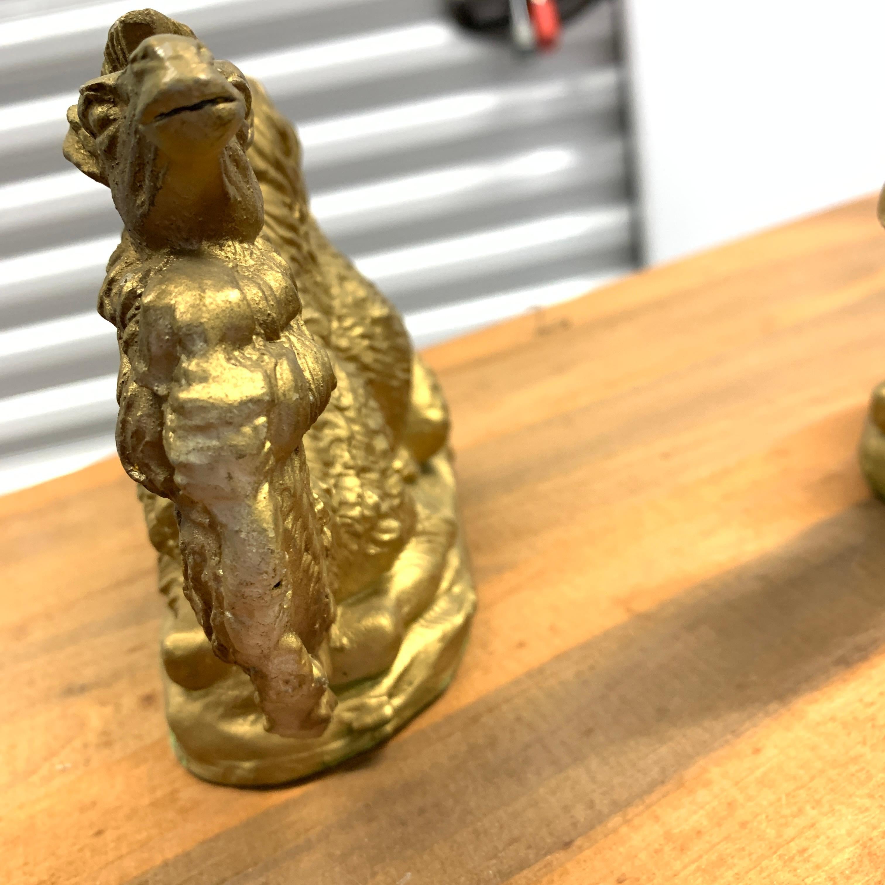 Italienische vergoldete Kamelienfiguren aus Gold, ein Paar im Angebot 3