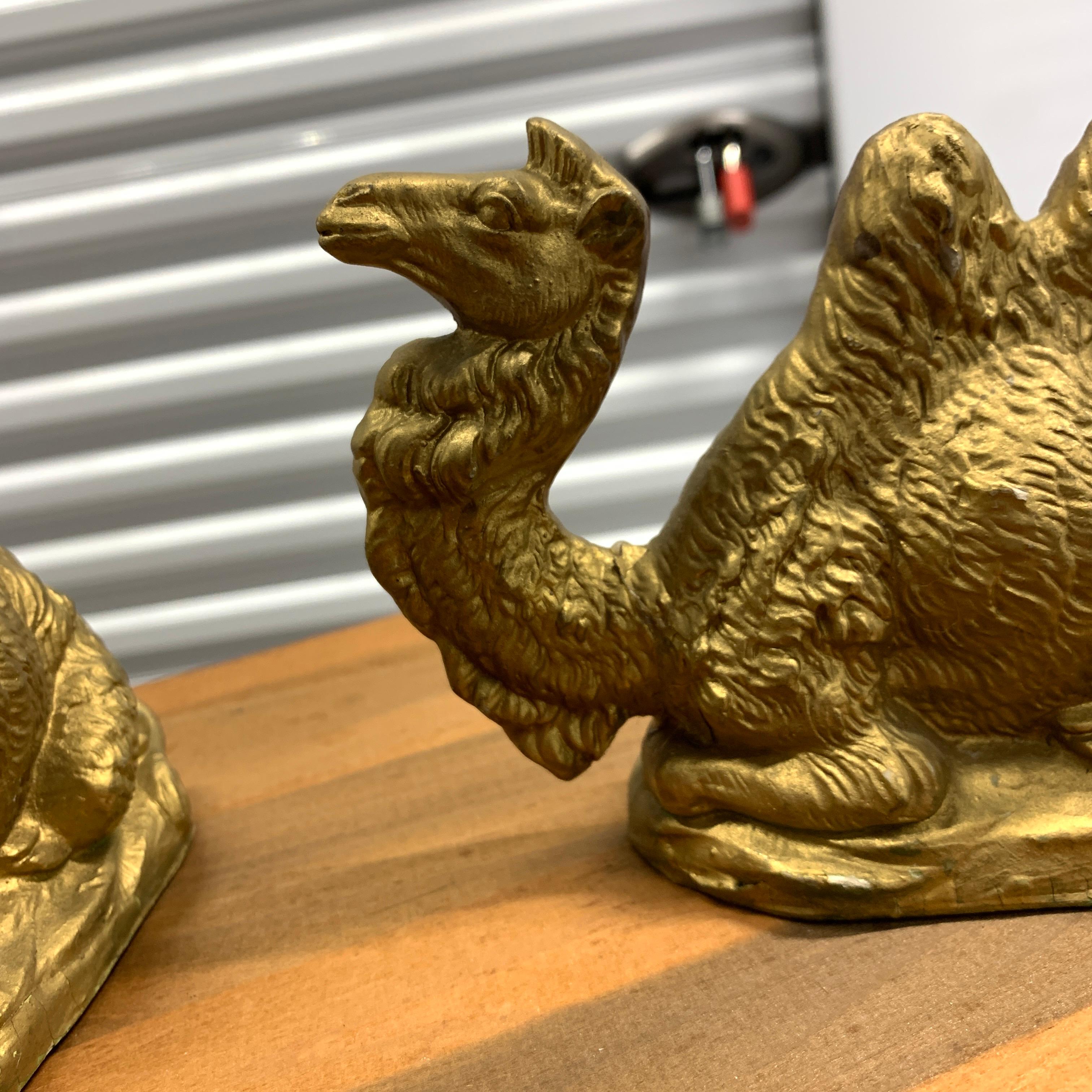 Italienische vergoldete Kamelienfiguren aus Gold, ein Paar (Blattgold) im Angebot