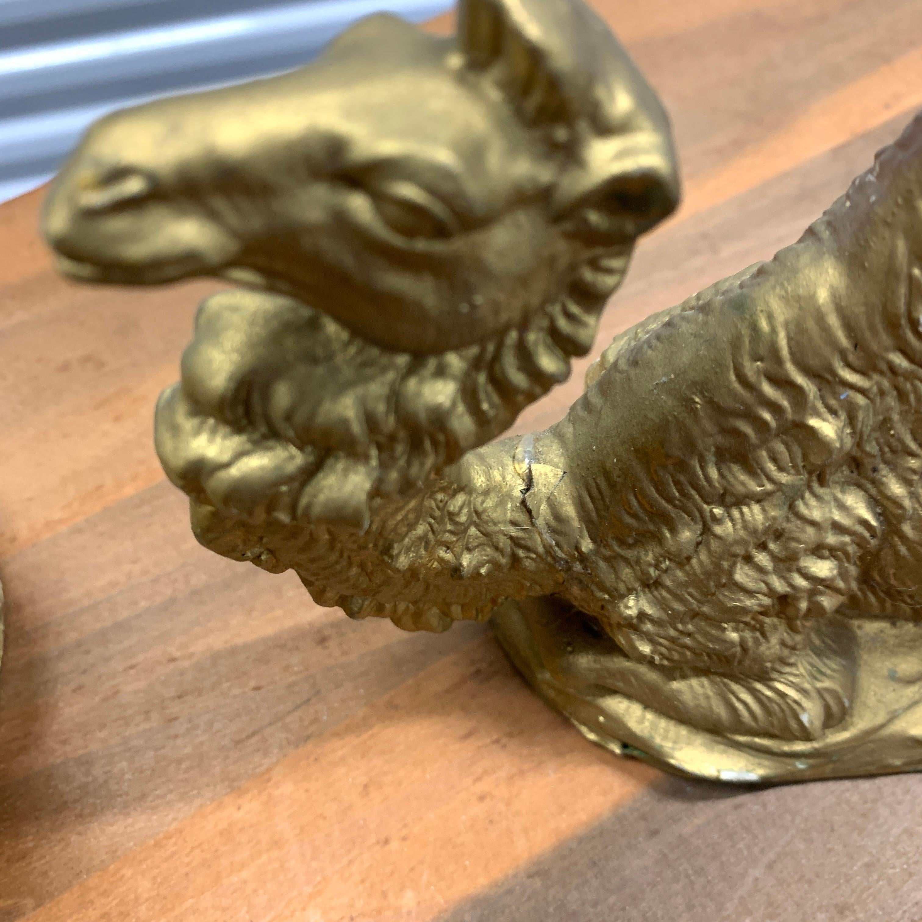 Italienische vergoldete Kamelienfiguren aus Gold, ein Paar im Angebot 1