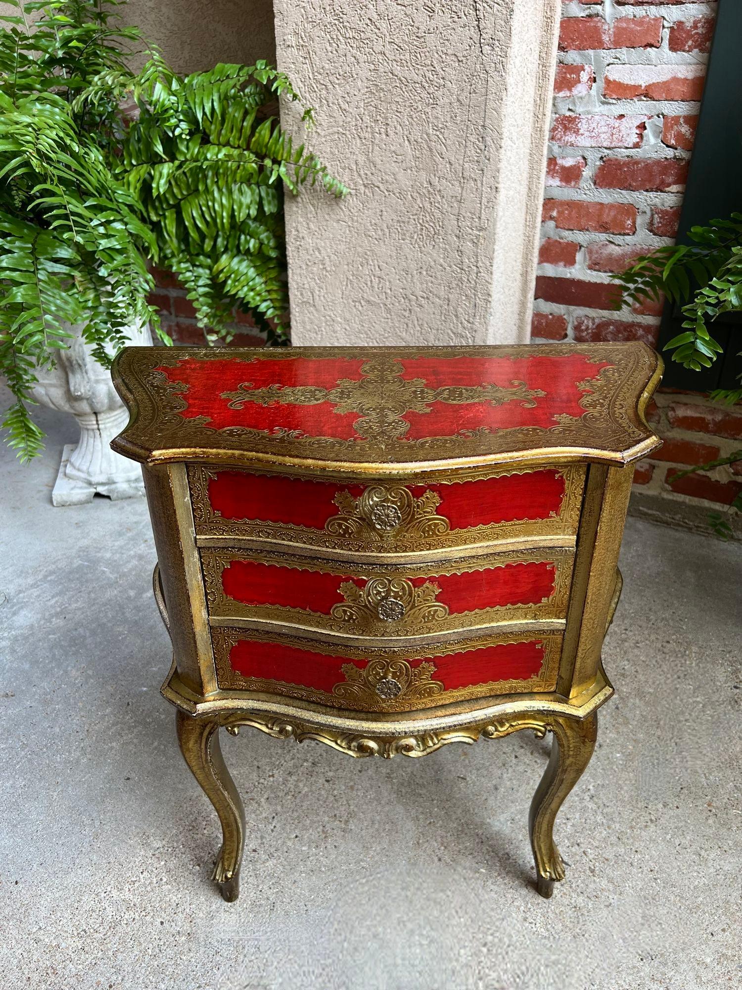 Vintage Italienisch Gold vergoldet Holz Truhe End Tabelle Florentine RED Hollywood Regency Tole.

Direkt aus Europa, eine wunderschöne Kommode mit drei Schubladen oder ein Beistelltisch mit original italienischer vergoldeter Florentine, mit