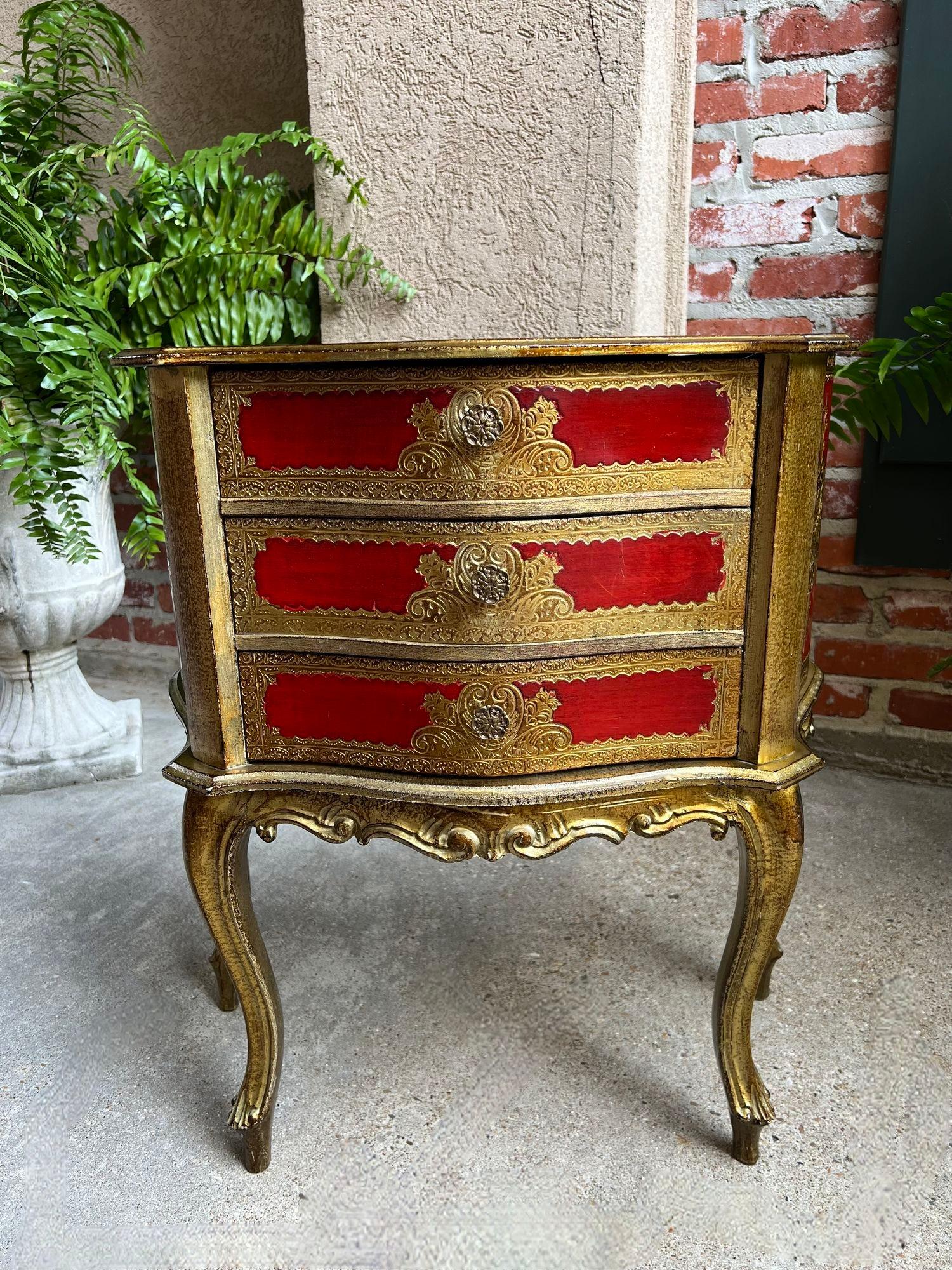 Vintage Italienisch Gold vergoldet Wood Chest End Tabelle Florentine RED Hollywood Regency im Zustand „Gut“ im Angebot in Shreveport, LA