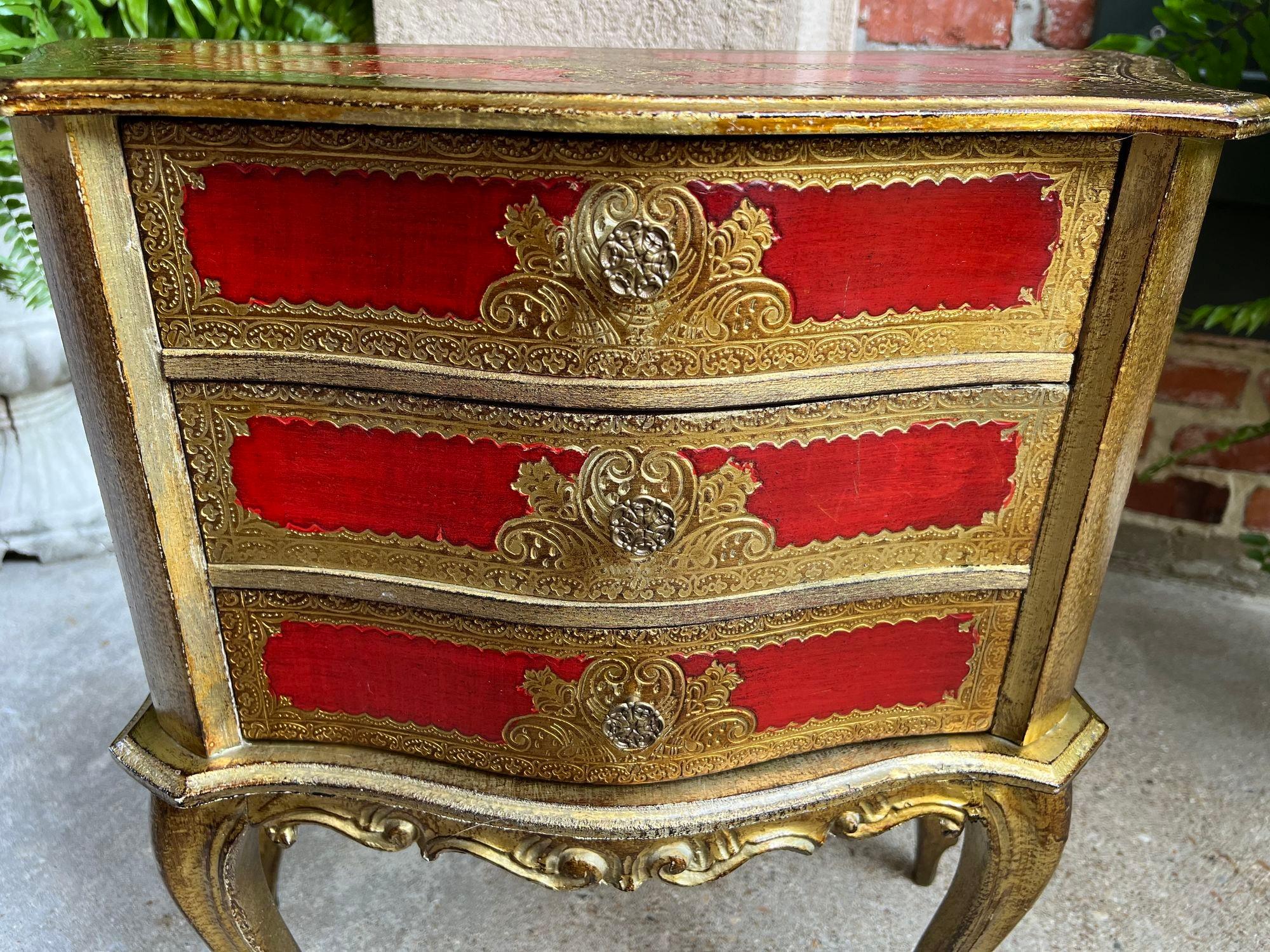 Vintage Italienisch Gold vergoldet Wood Chest End Tabelle Florentine RED Hollywood Regency (20. Jahrhundert) im Angebot