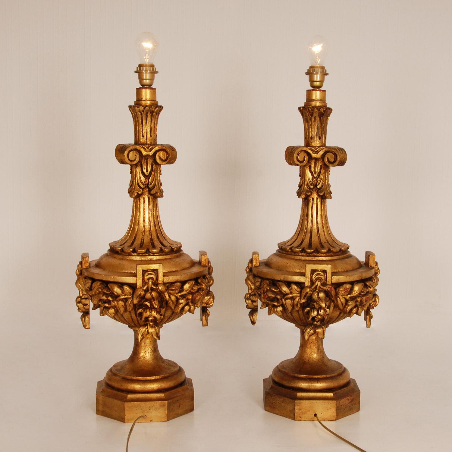 Italienische geschnitzte neoklassizistische Vintage-Vasen aus vergoldetem Holz  Tischlaternen ein Paar im Angebot 5