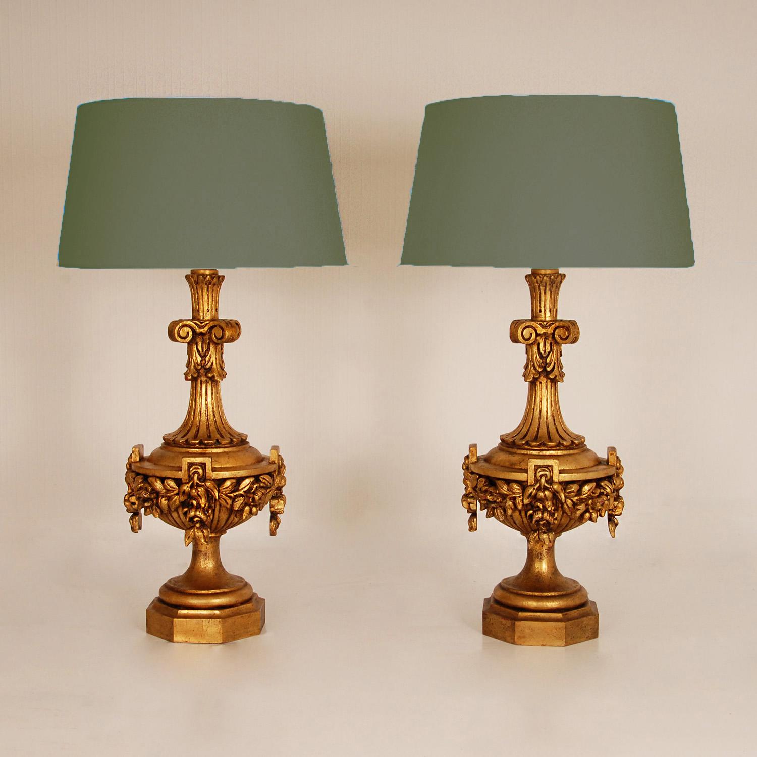 Italienische geschnitzte neoklassizistische Vintage-Vasen aus vergoldetem Holz  Tischlaternen ein Paar im Angebot 6
