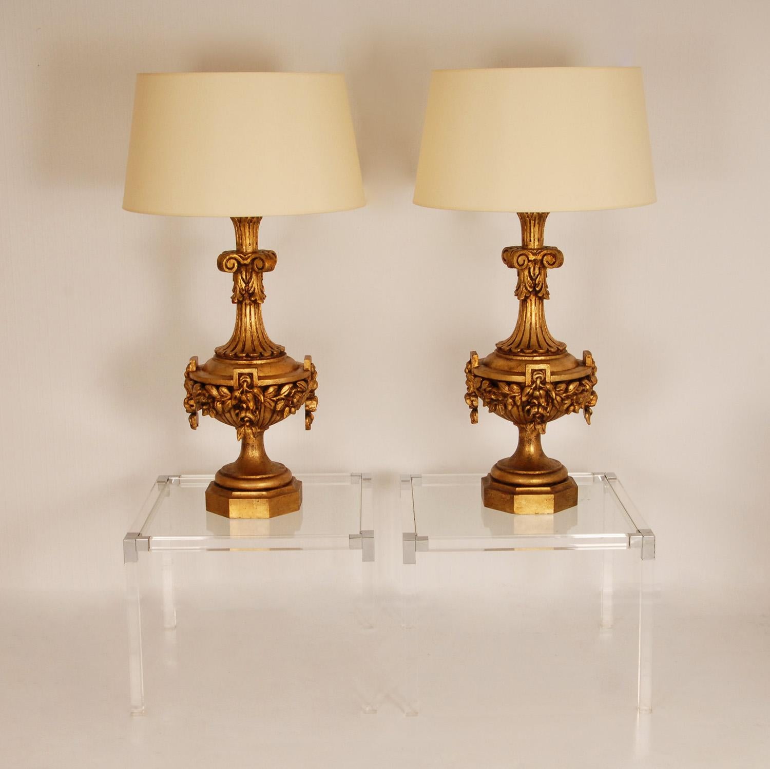 Italiano Vintage Lamps in legno dorato intagliato Vasi neoclassici  Lampade da tavolo a coppia in vendita