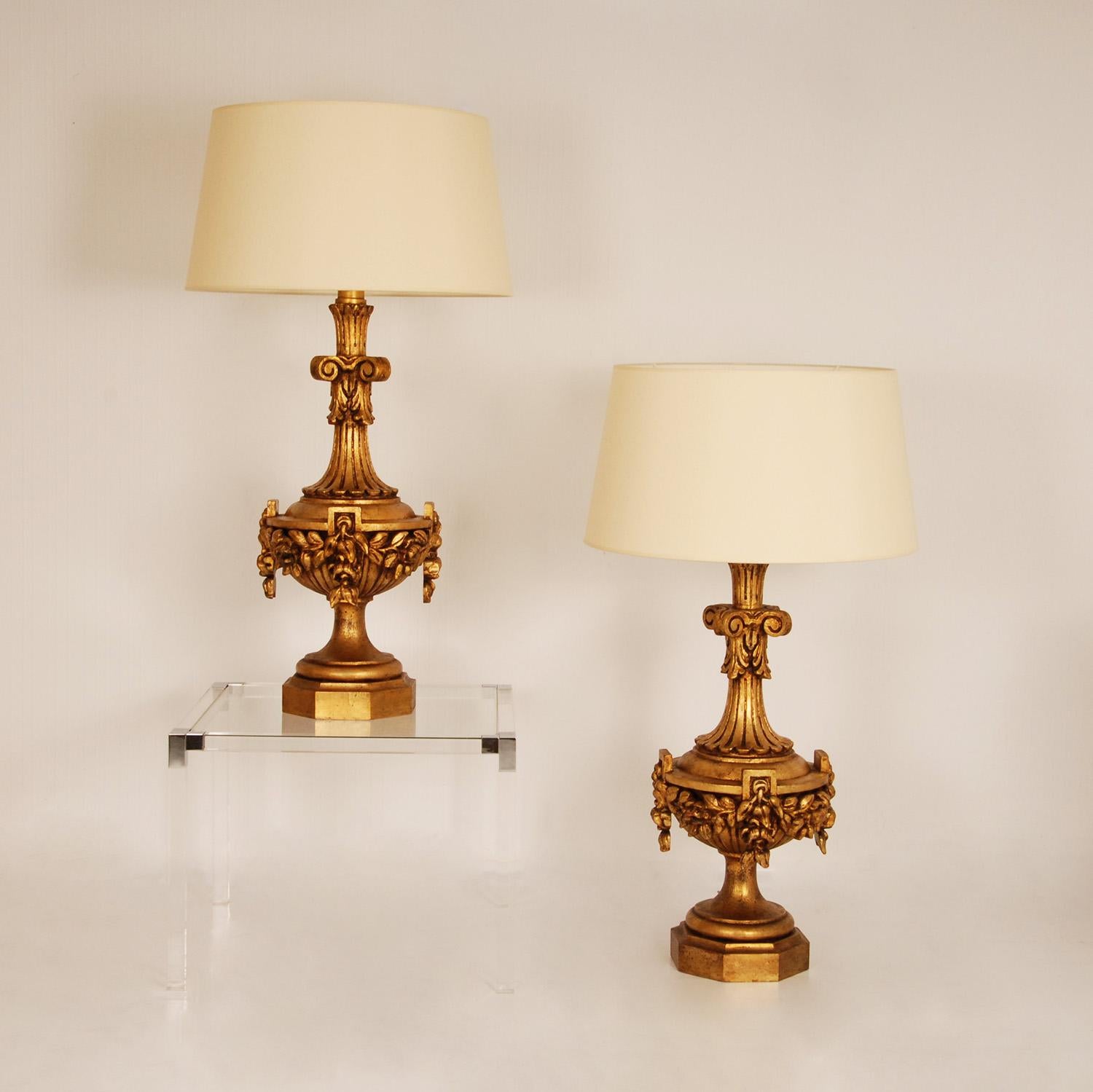 Vintage Italian Gold Giltwood Lamps Carved Neoclassal Vases  Table Lamps a Pair In Good Condition For Sale In Wommelgem, VAN