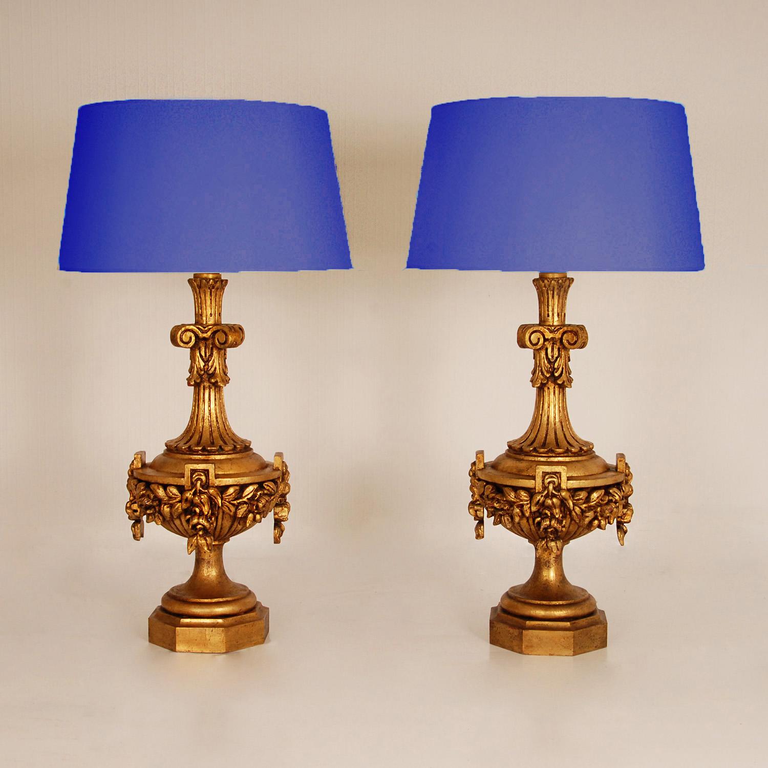 Barocco Vintage Lamps in legno dorato intagliato Vasi neoclassici  Lampade da tavolo a coppia in vendita