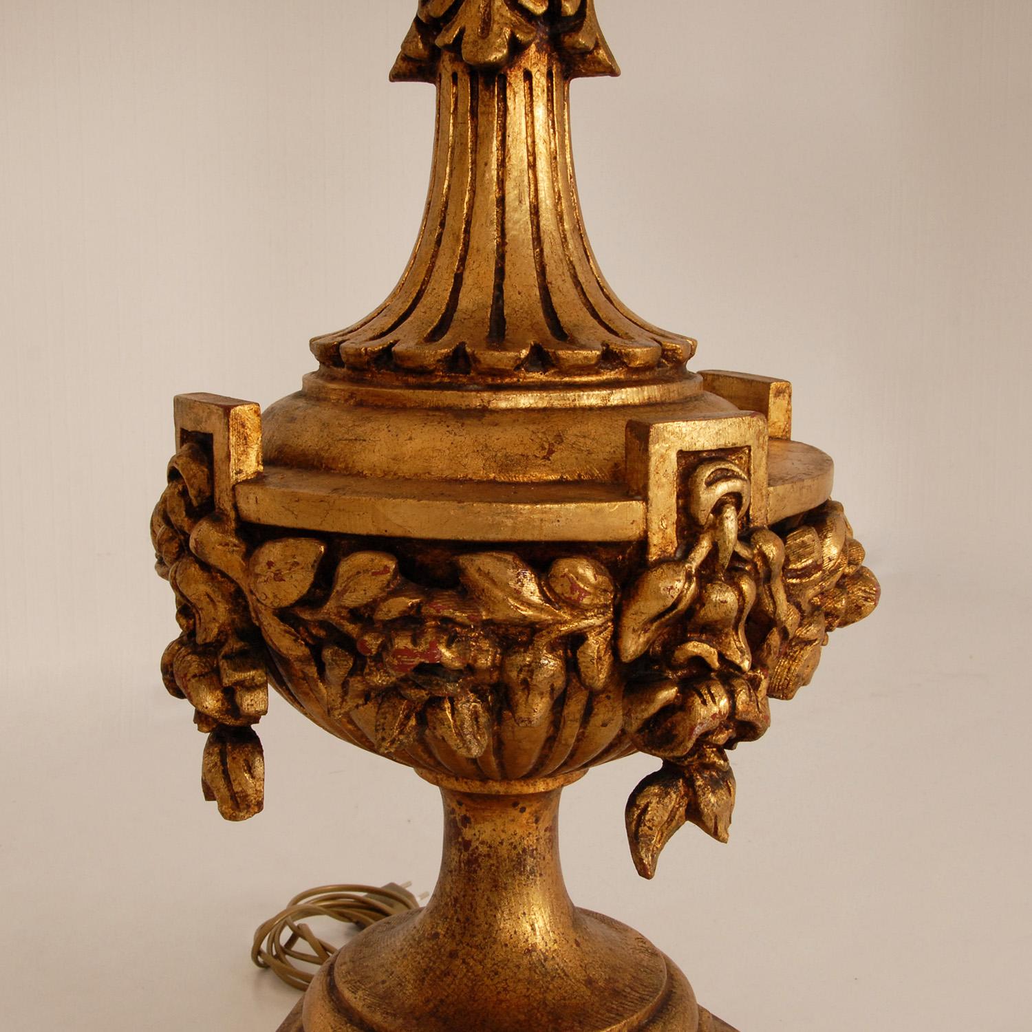 Italienische geschnitzte neoklassizistische Vintage-Vasen aus vergoldetem Holz  Tischlaternen ein Paar im Angebot 3