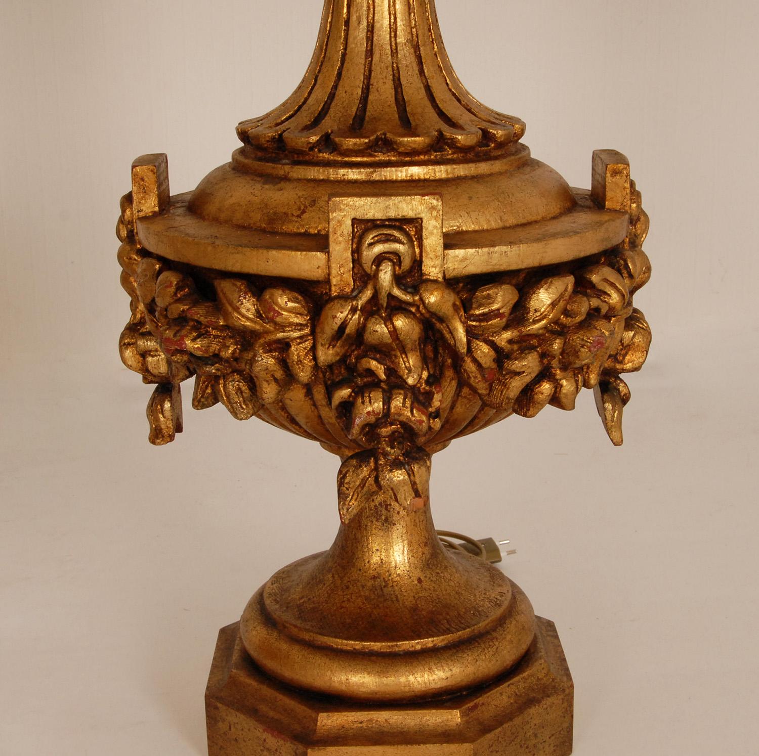 Italienische geschnitzte neoklassizistische Vintage-Vasen aus vergoldetem Holz  Tischlaternen ein Paar im Angebot 4