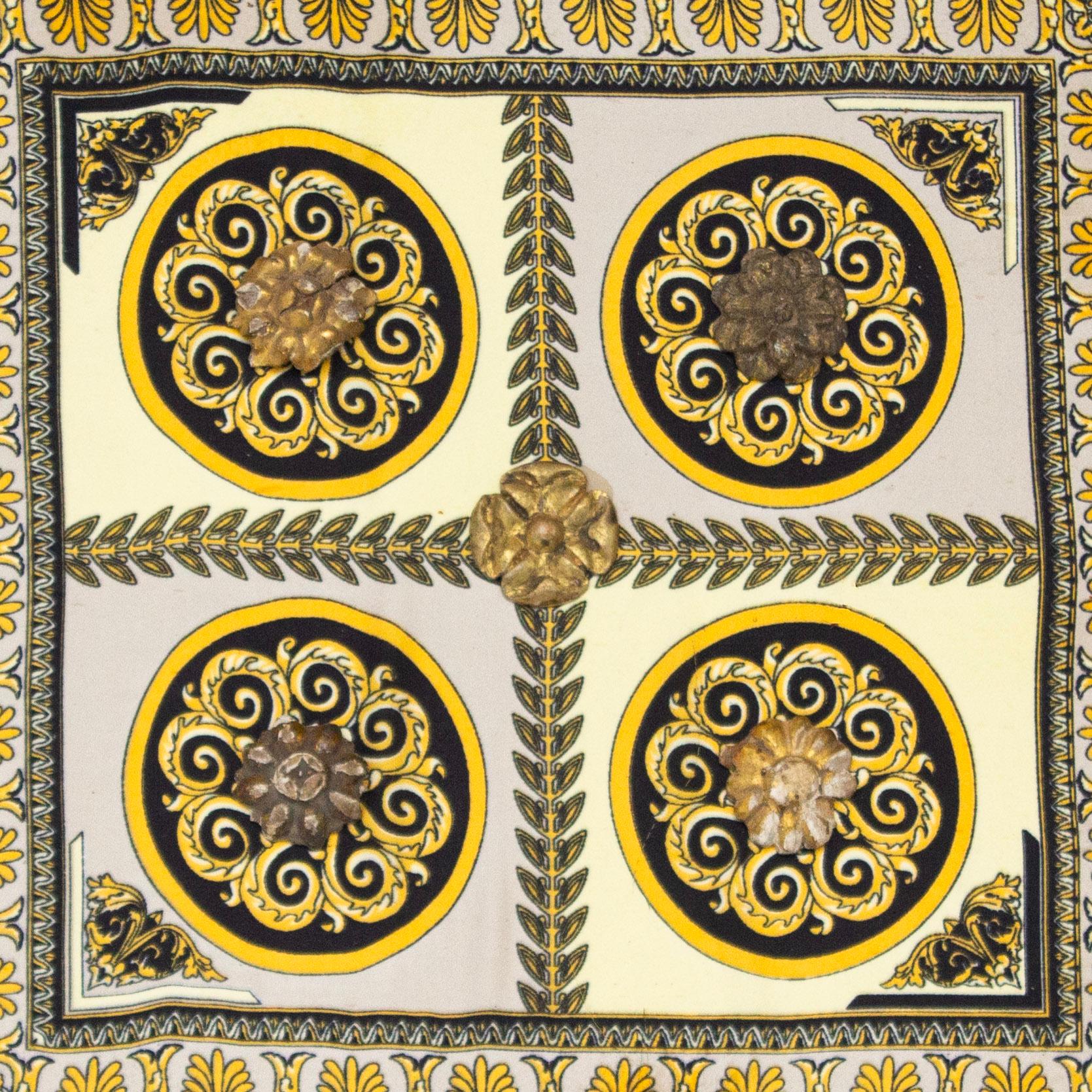 Sciarpa italiana d'epoca decorata con cinque motivi in legno a foglia d'oro del XVIII secolo, stampati su tela con un'antica treccia da chiesa italiana coordinata.

Questo pezzo è stato realizzato da Jean O'Reilly Barlow, artista e direttore