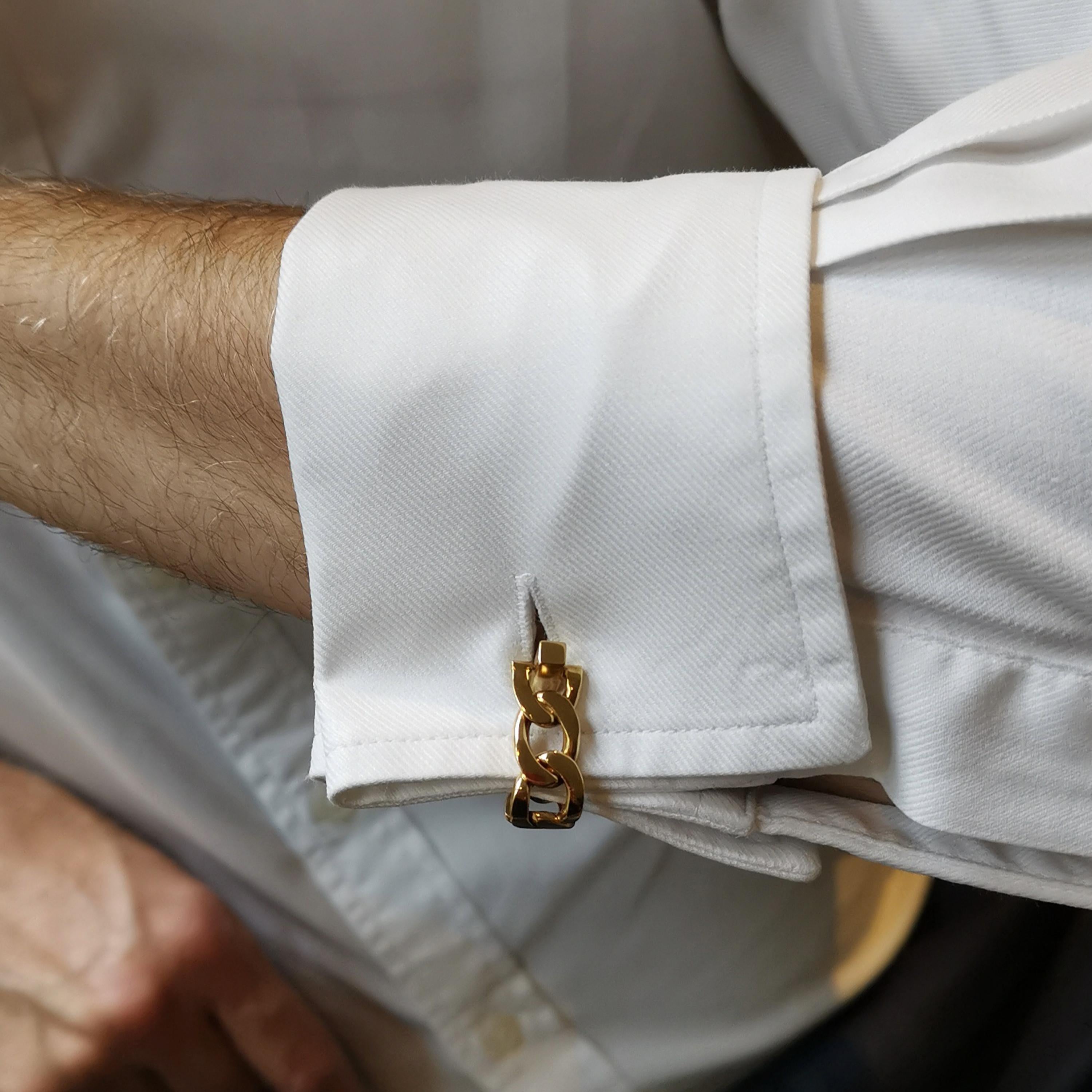 Ein Paar goldene Manschettenknöpfe mit abgeflachter Panzerkette und Steigbügel, montiert in 18-karätigem Gold, mit gefederten Beschlägen, hergestellt in Italien mit den italienischen Marken 750 und 1216AL für Barbieri Fratelli, um 1968.

Barbieri