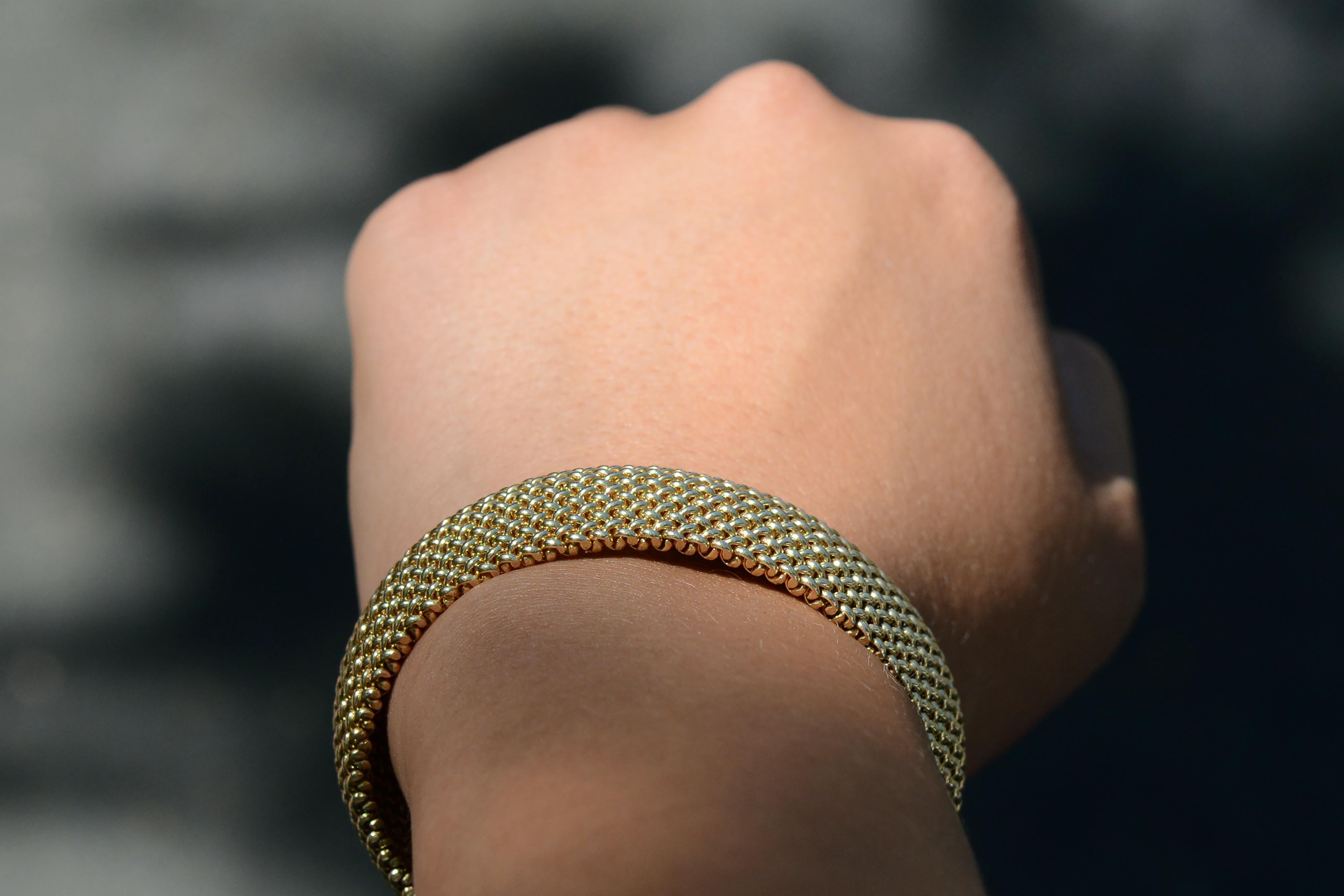 Vintage Italienisch Gold Breite gewebte gebogene Link-Armband im Zustand „Gut“ in Santa Barbara, CA