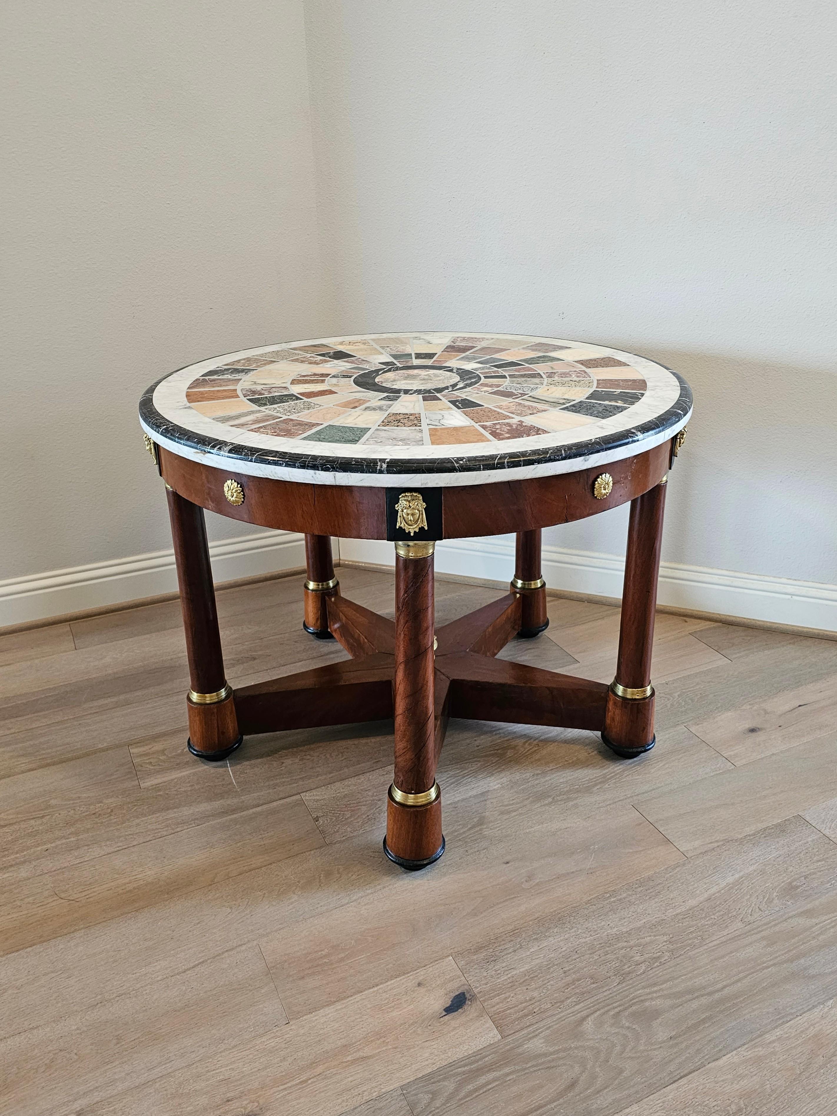 Italienischer Marmor-Mitteltisch im Empire-Stil im Vintage-Stil der Grand Tour, Exemplar (Furnier) im Angebot