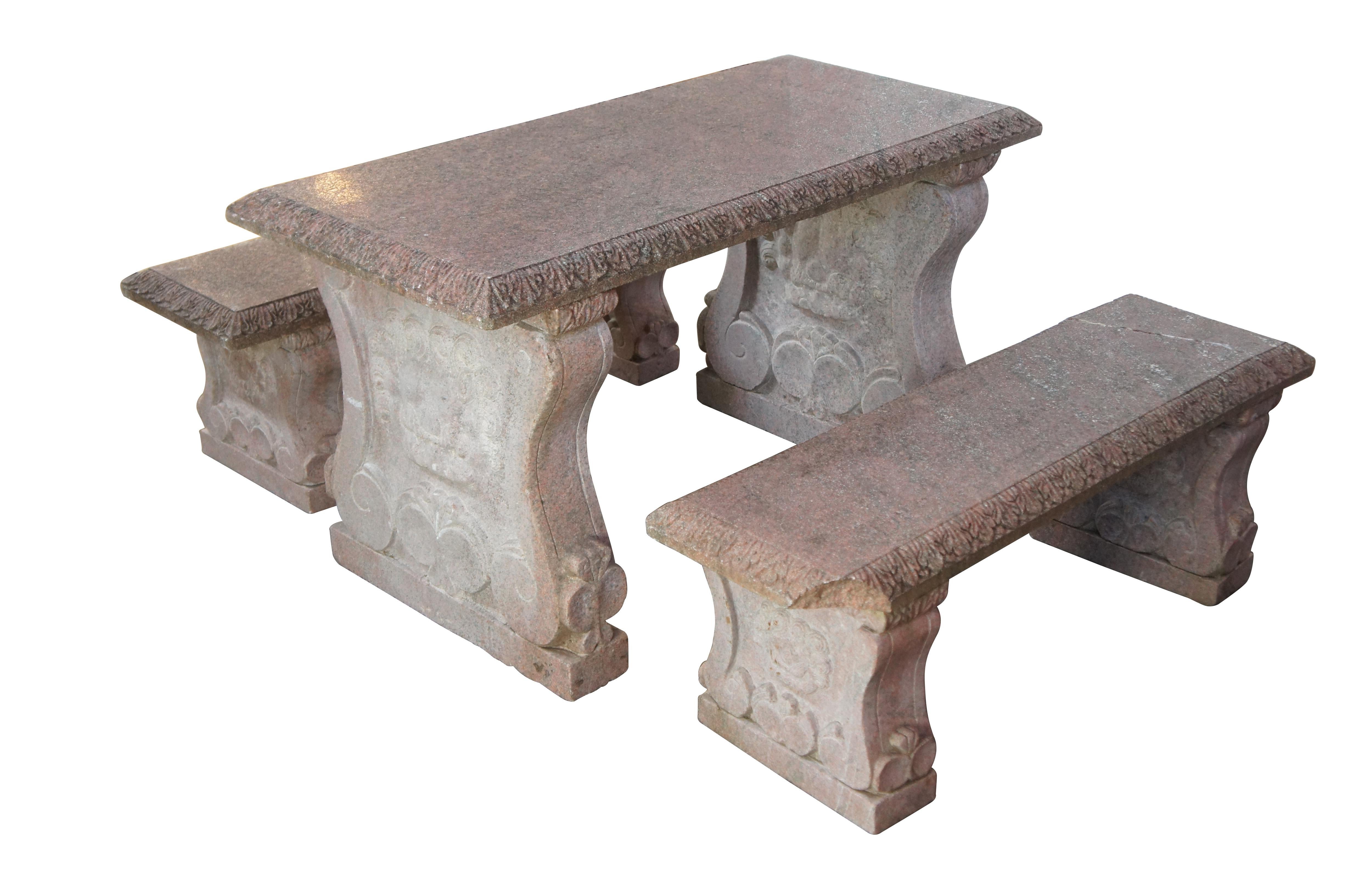 Mesa y bancos de picnic para patio de granito esculpido de renacimiento italiano clásico.  Presenta bordes tallados en acanto y soportes con volutas.  Ideal para usar en el jardín o en el porche.  Se rompe para facilitar su traslado. 