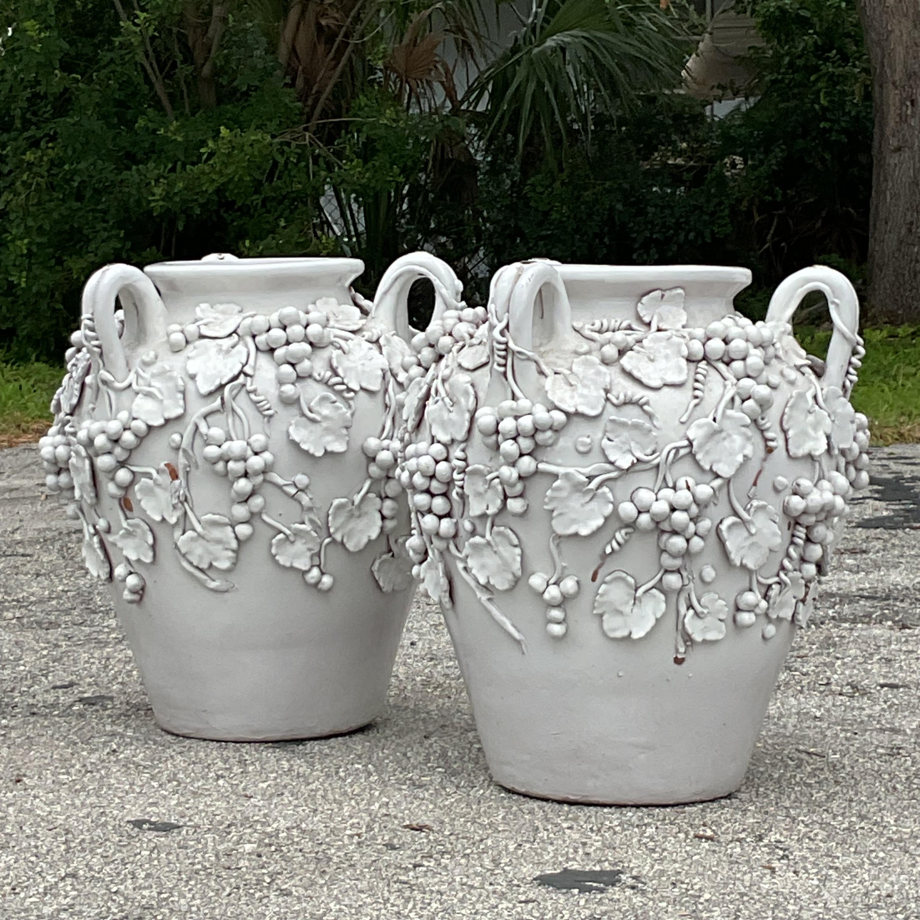 Americano Urne in ceramica smaltata a forma di vite d'epoca - una coppia in vendita