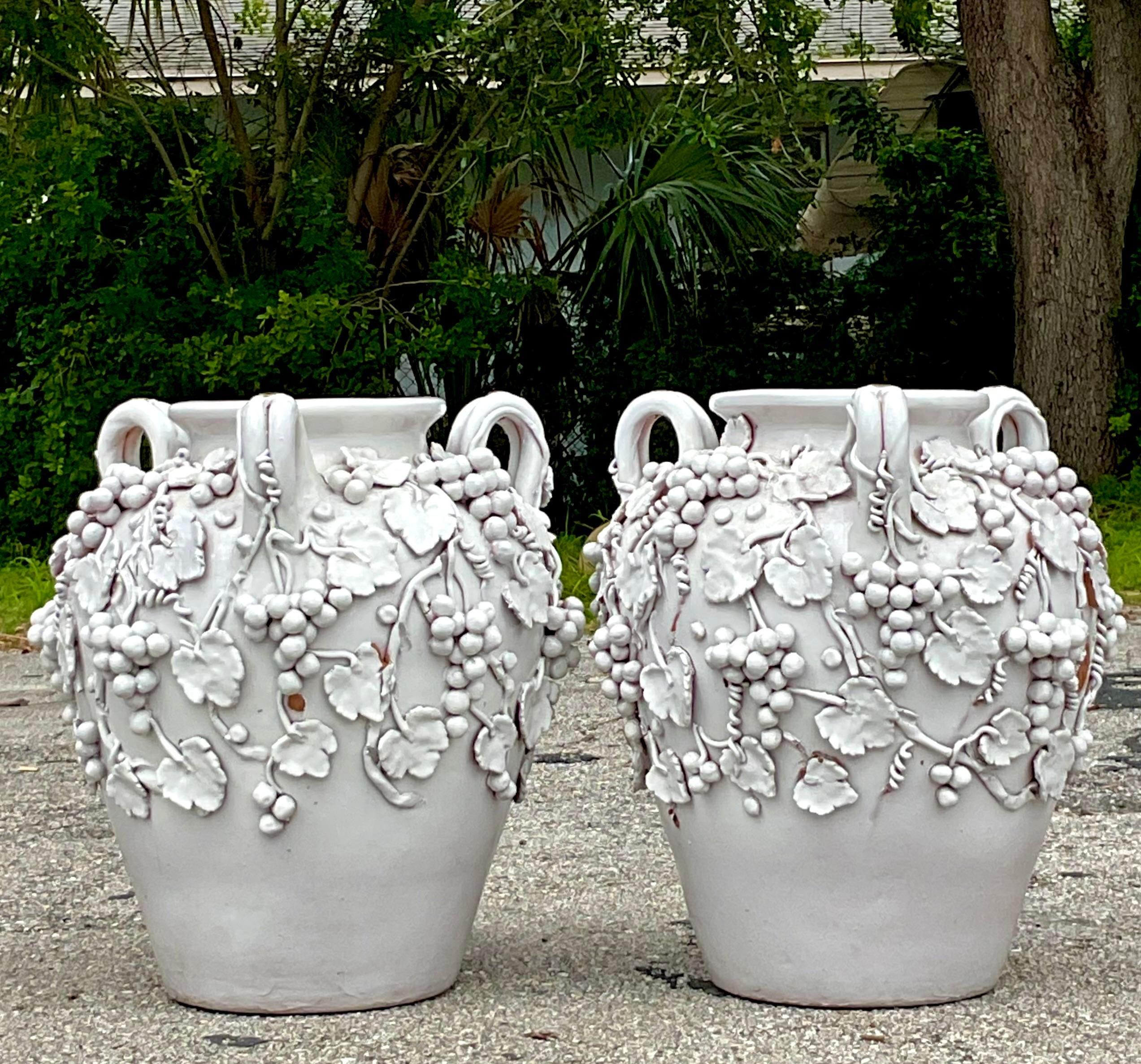 Urne in ceramica smaltata a forma di vite d'epoca - una coppia In condizioni buone in vendita a west palm beach, FL