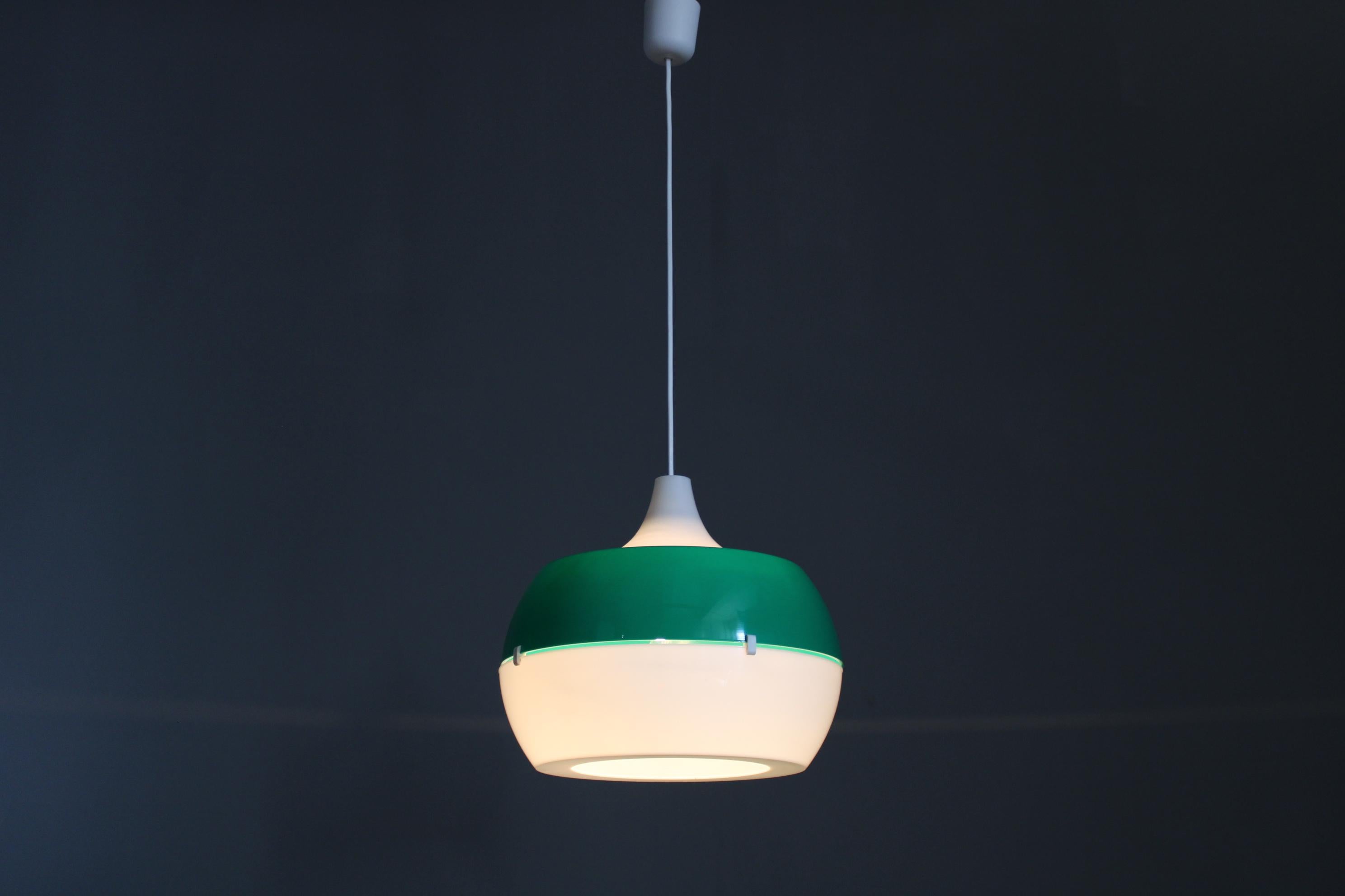 Lampada a sospensione italiana d'epoca in plastica bianca e verde, anni '70 - Modern Age in vendita 3