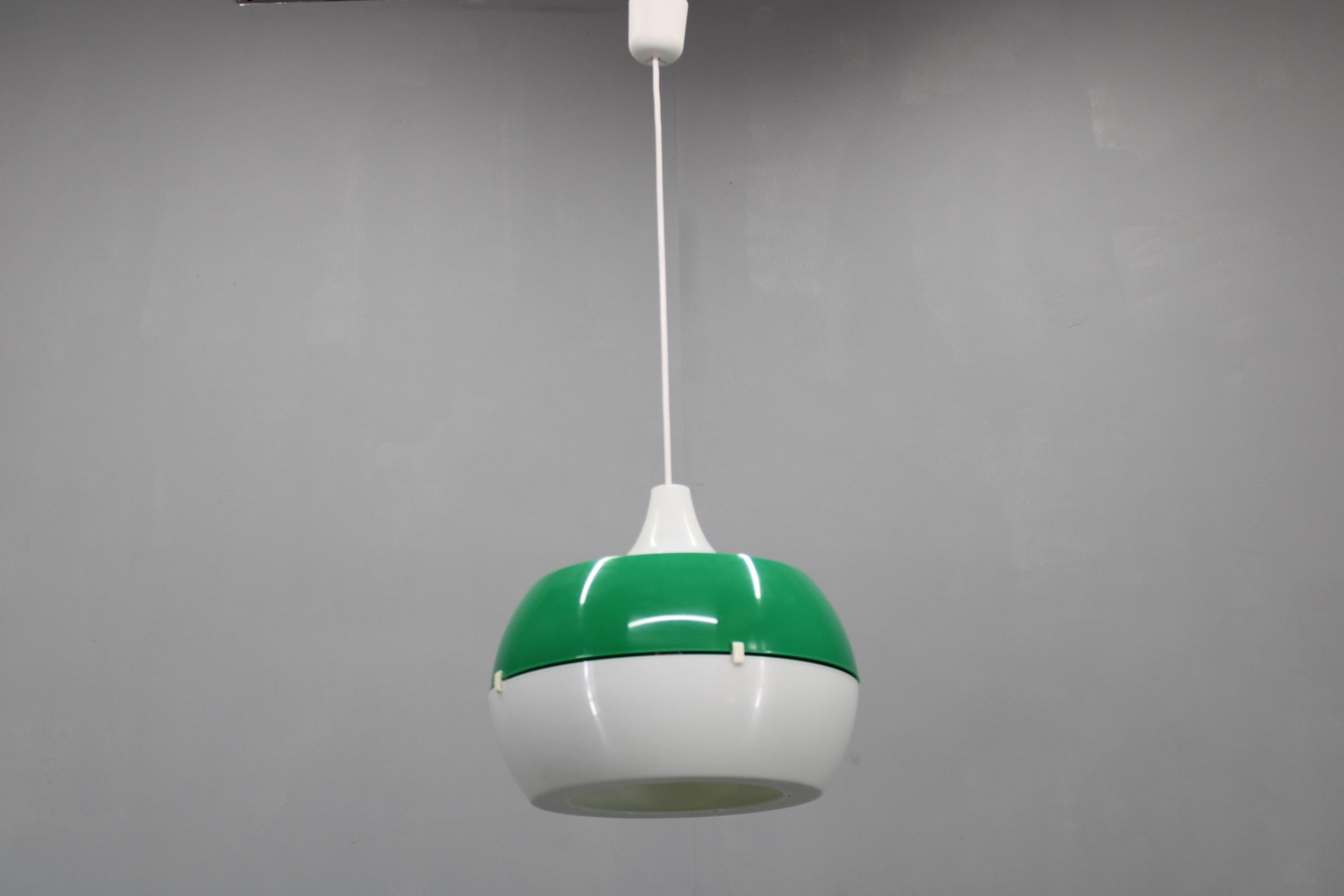 Unica lampada a sospensione vintage italiana degli anni '70, che incarna il classico design della Space AGE e il fascino della metà del secolo scorso. Realizzata in plastica resistente in una sorprendente combinazione di colori verde e bianco,