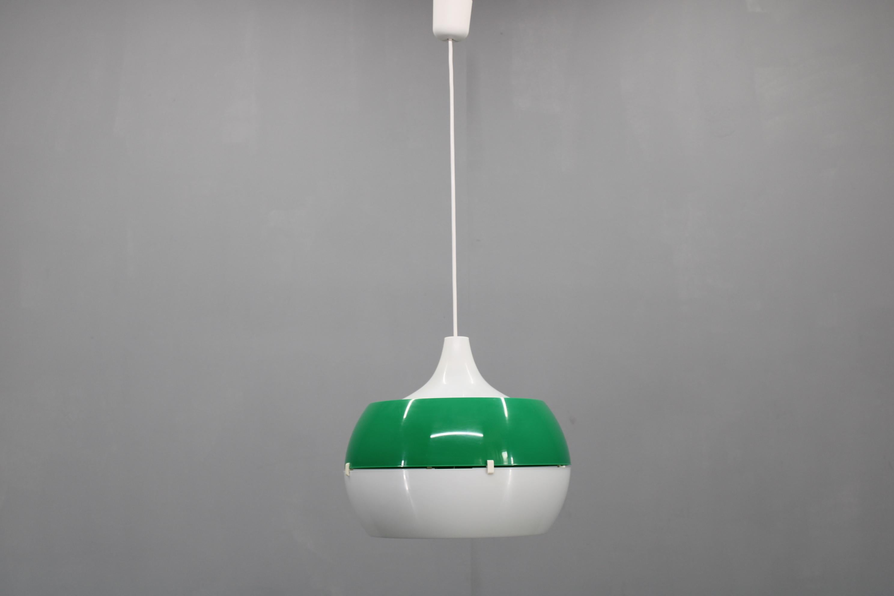 Mid-Century moderno Lampada a sospensione italiana d'epoca in plastica bianca e verde, anni '70 - Modern Age in vendita