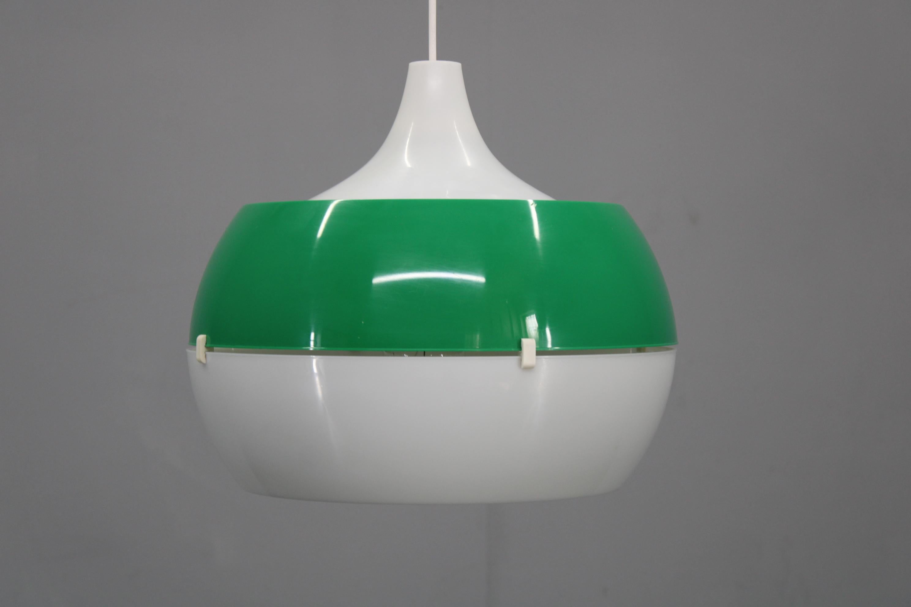 Italiano Lampada a sospensione italiana d'epoca in plastica bianca e verde, anni '70 - Modern Age in vendita