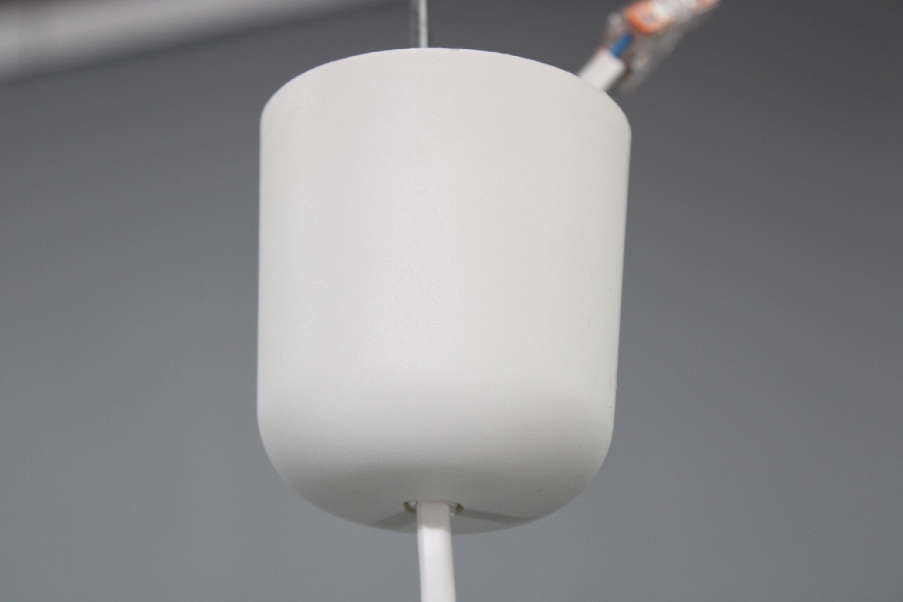 Lucidato Lampada a sospensione italiana d'epoca in plastica bianca e verde, anni '70 - Modern Age in vendita