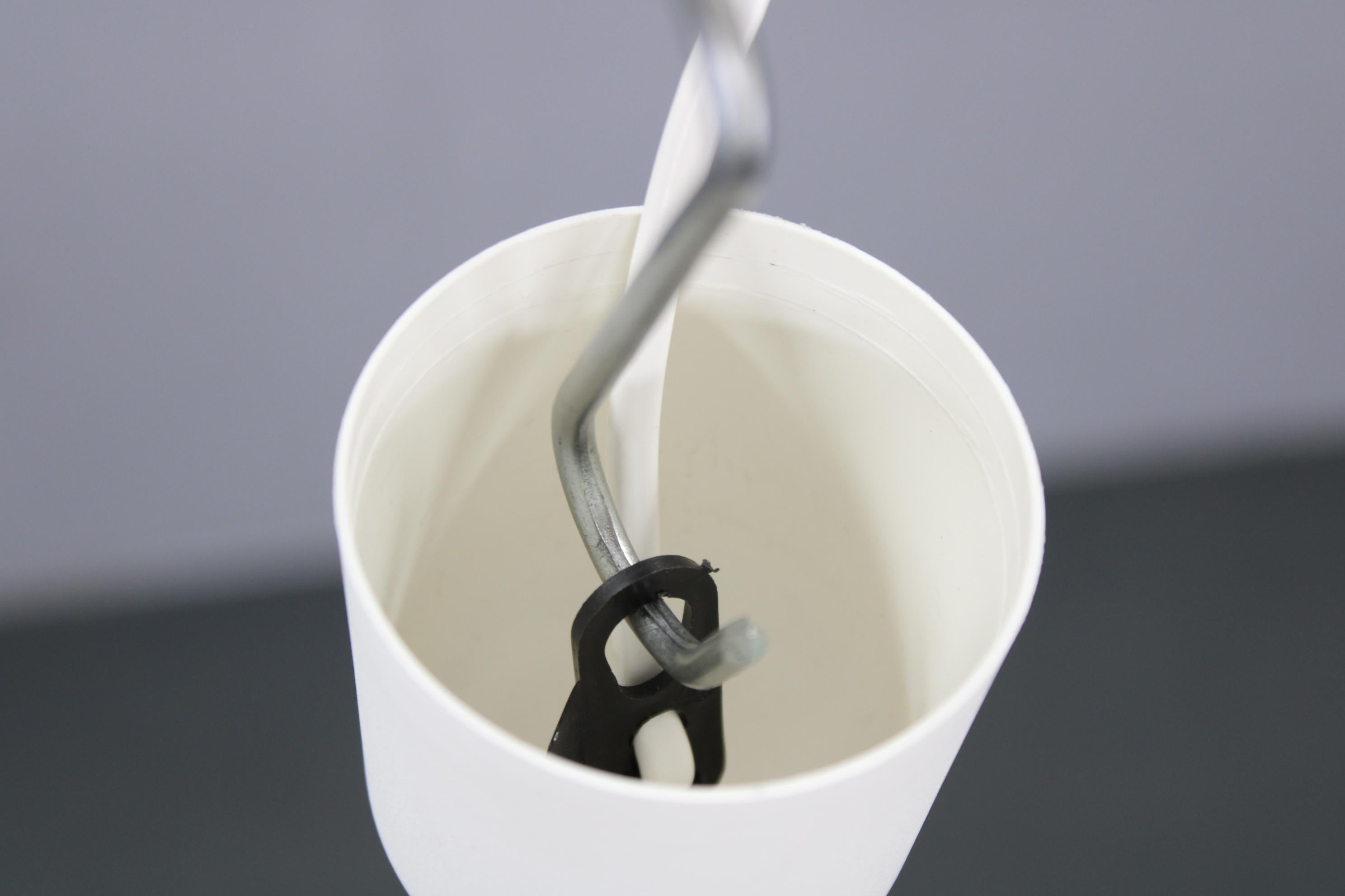 Lampada a sospensione italiana d'epoca in plastica bianca e verde, anni '70 - Modern Age In condizioni buone in vendita a Praha, CZ