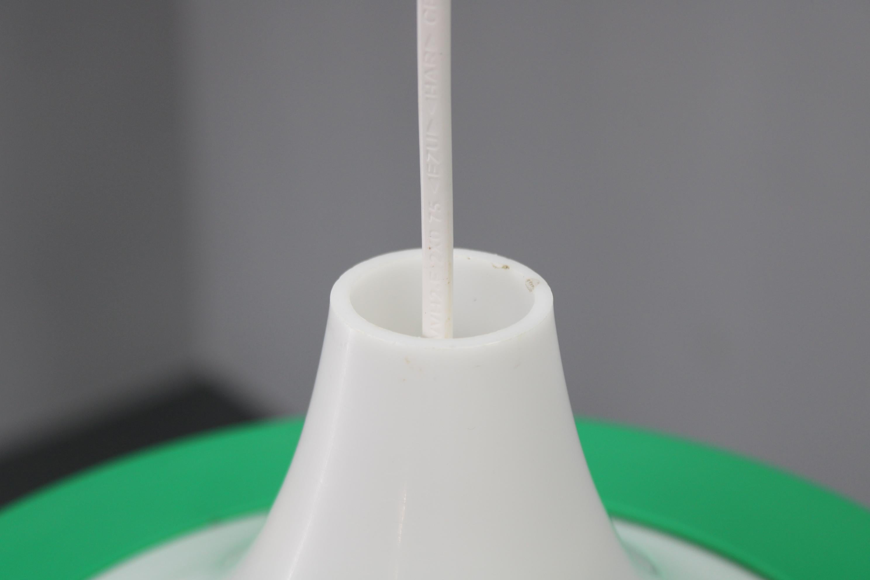 Fine XX secolo Lampada a sospensione italiana d'epoca in plastica bianca e verde, anni '70 - Modern Age in vendita