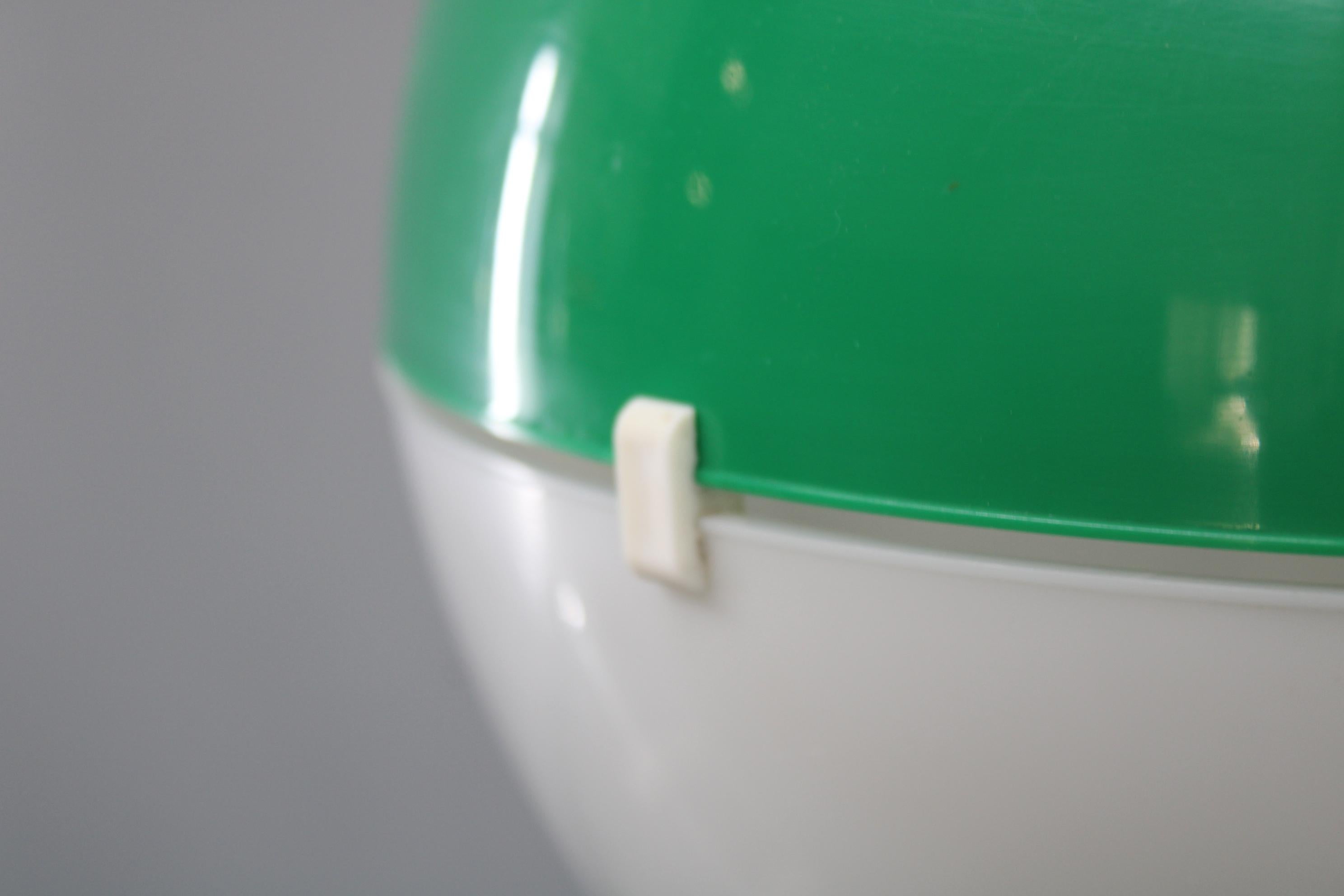 Plastica Lampada a sospensione italiana d'epoca in plastica bianca e verde, anni '70 - Modern Age in vendita