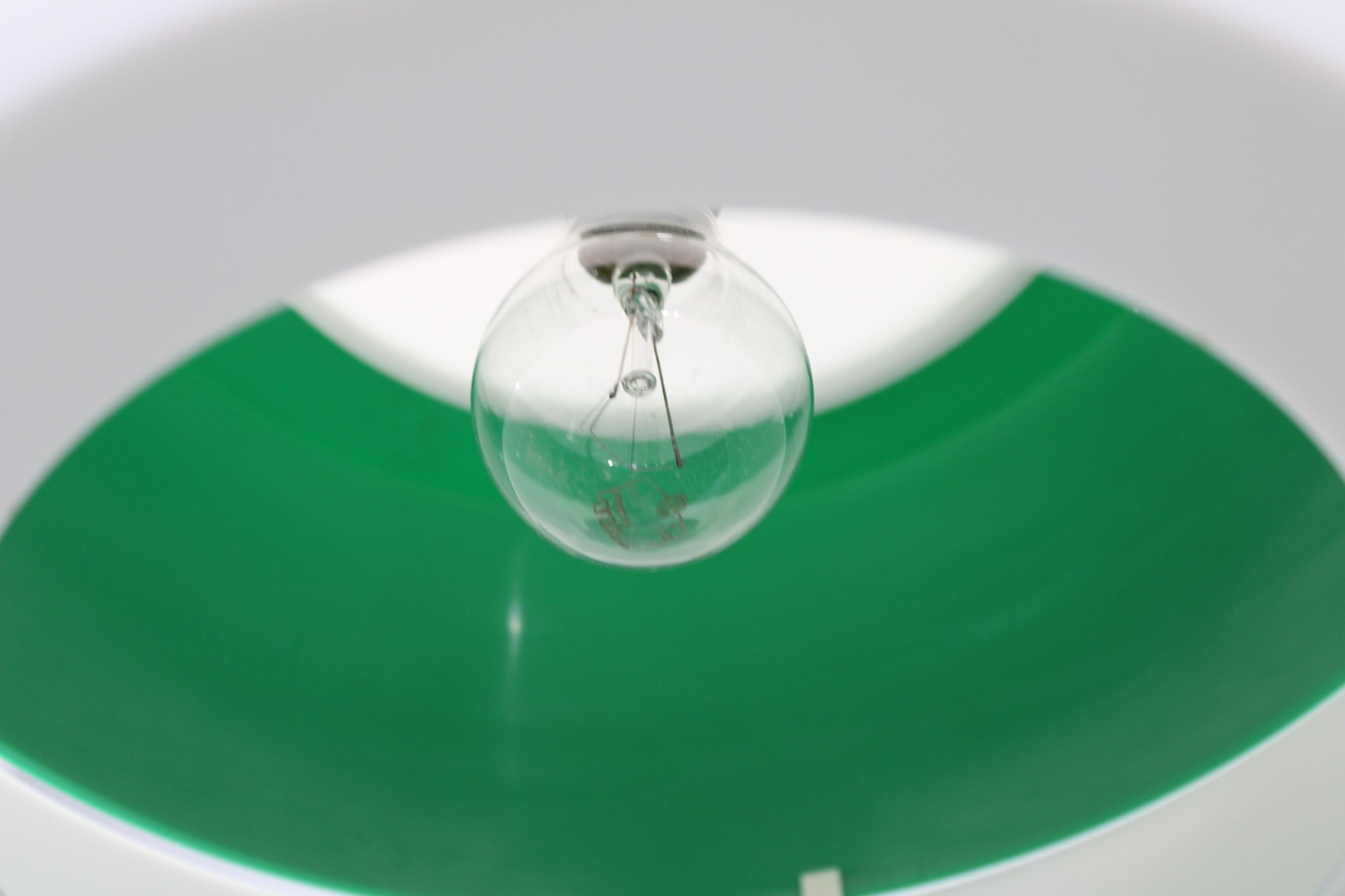 Lampada a sospensione italiana d'epoca in plastica bianca e verde, anni '70 - Modern Age in vendita 1