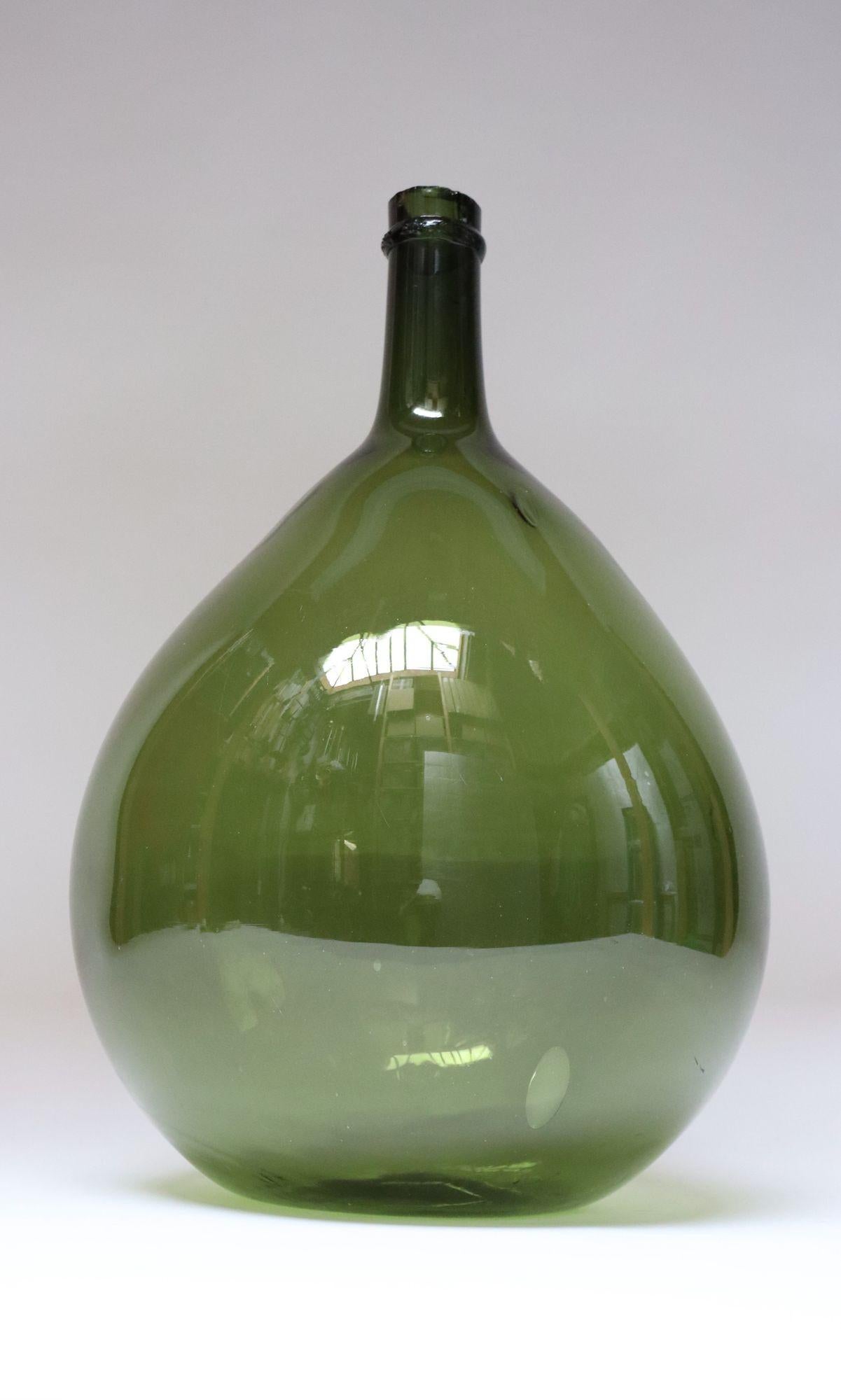 Vintage Italian Green Blown Glass Bulbous Form Demijohn Carboy In Good Condition For Sale In Brooklyn, NY