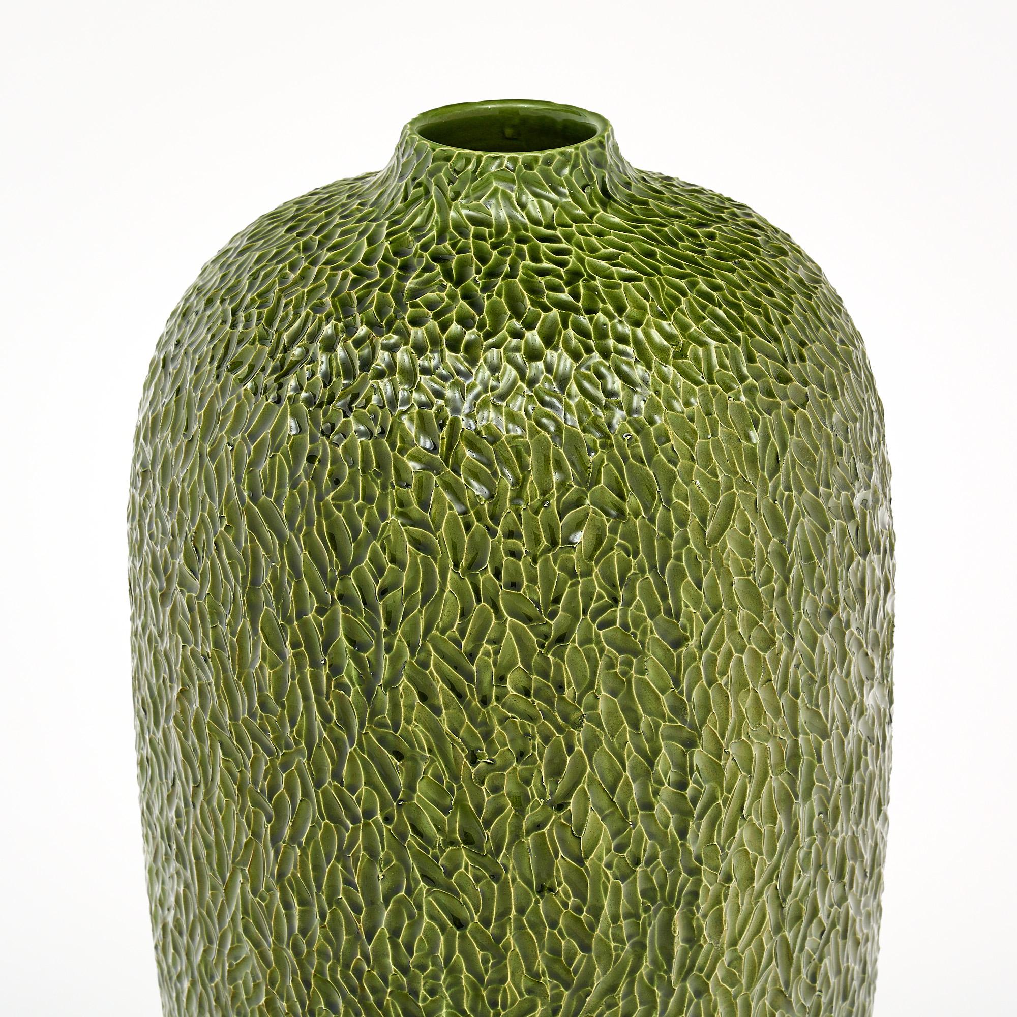 Vase, italien, réalisé en céramique émaillée et présentant un délicat motif de feuille imprimé. Cette pièce artisanale a un excellent impact.
