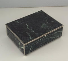 Caja decorativa italiana vintage de mármol verde y metal en tono plateado, de alrededor de 1970
