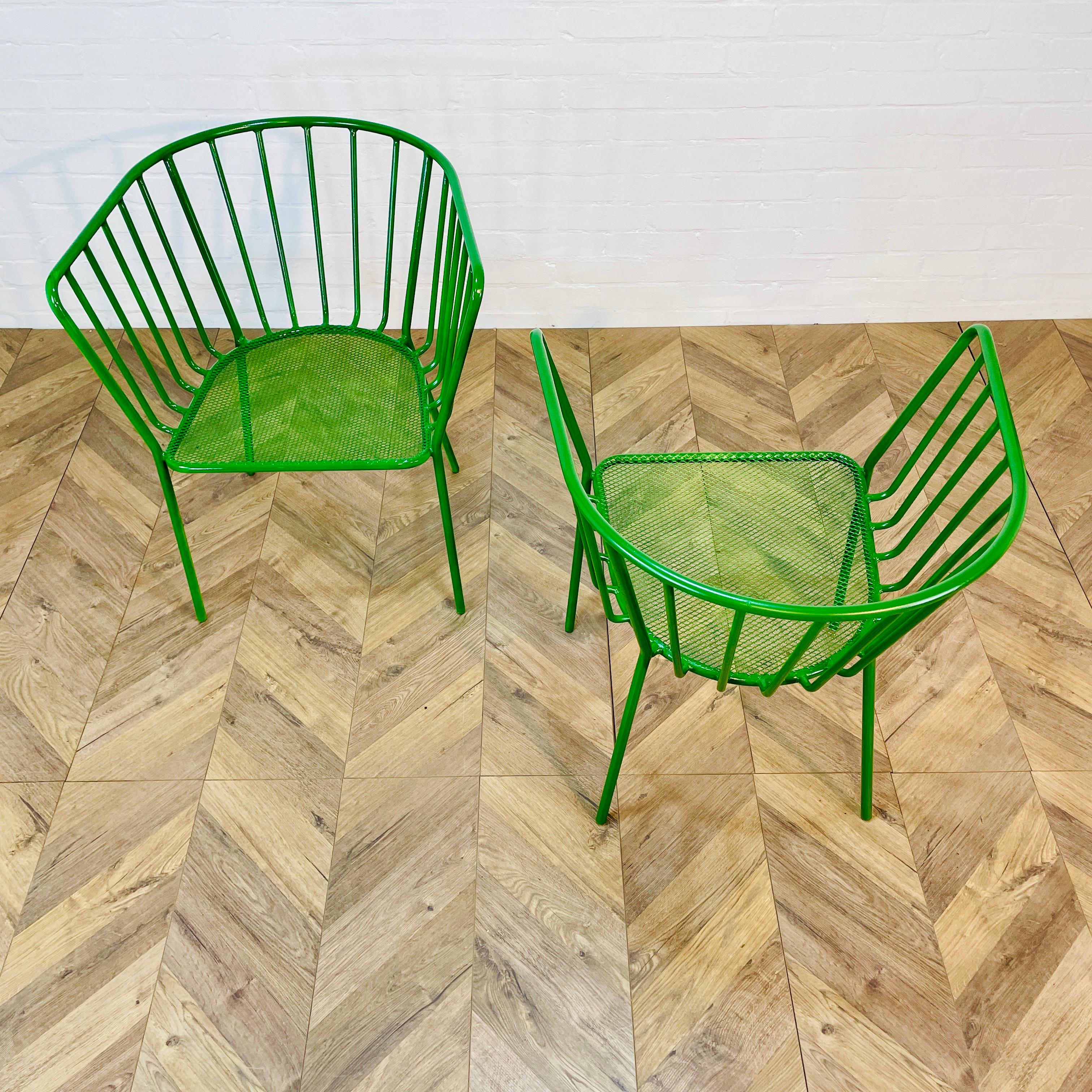 Ensemble de deux chaises en métal bien proportionnées, fabriquées en Italie, vers les années 1970.

Les cadres sont solides et les sièges sont profonds, mais en accord avec leur âge et leur utilisation, ils montrent de petits signes d'usure (comme