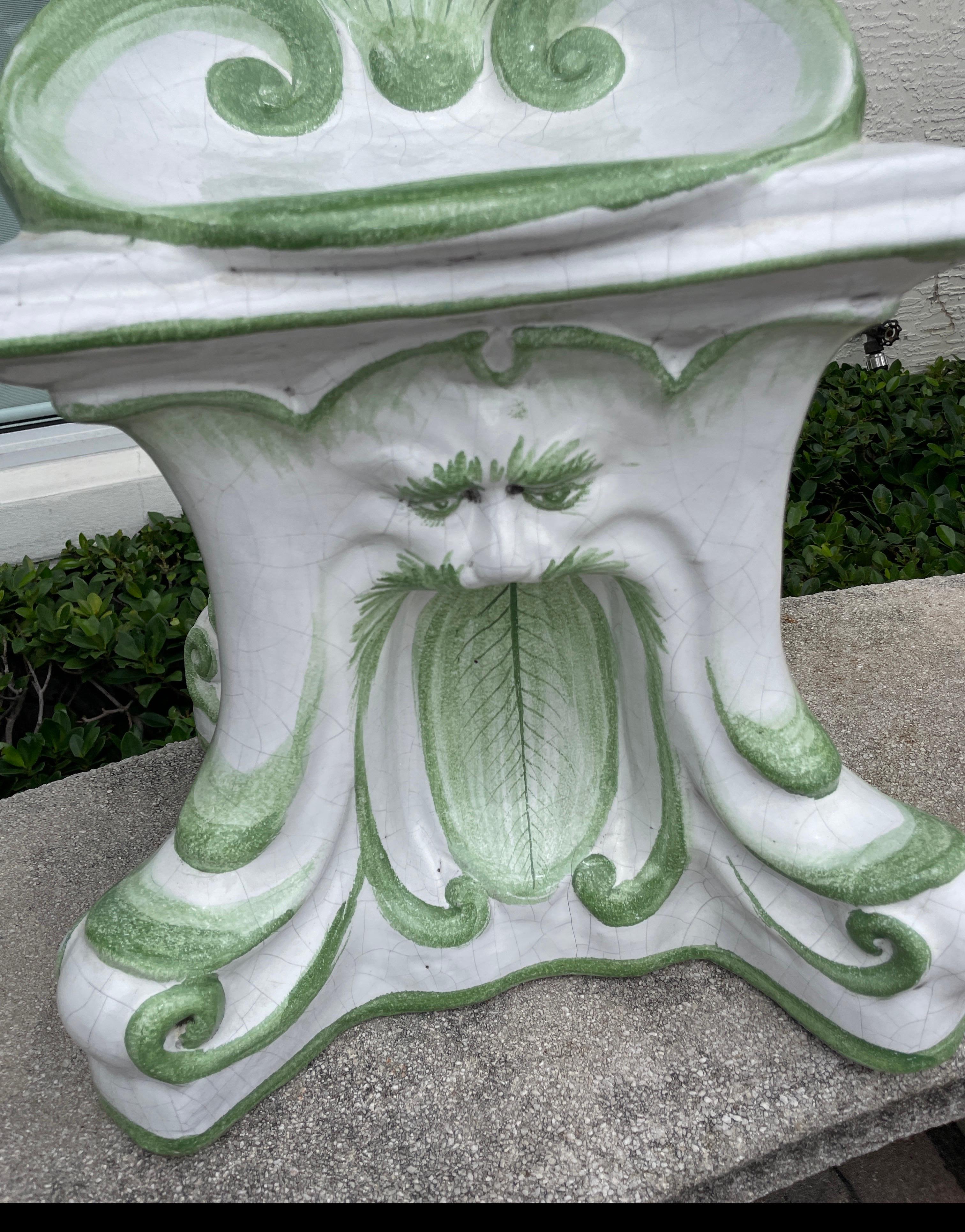 Meraviglioso e raro sedile da giardino italiano a forma di conchiglia in stile grotta.  Ottimi dettagli in tutto e per tutto. Finitura in verde lime e bianco smaltato. Se desideri una coppia, è disponibile un secondo modello quasi identico.