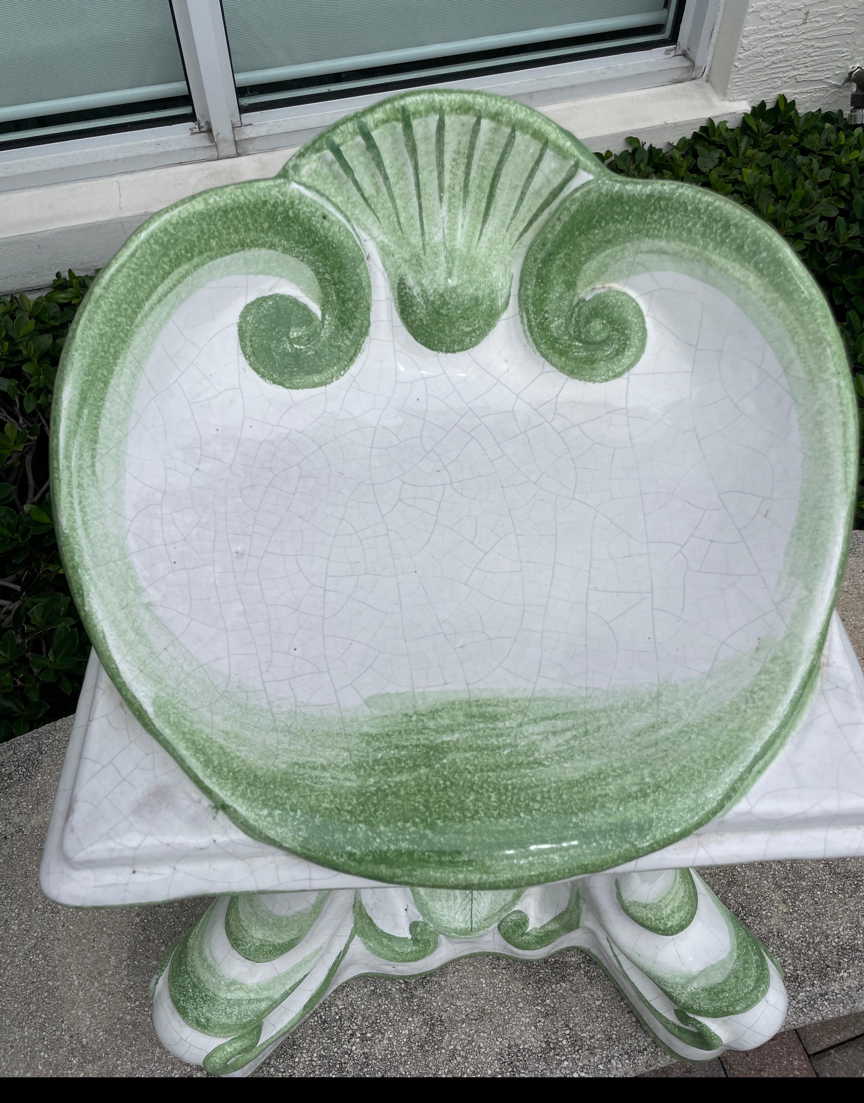 Italiano Seduta da giardino a forma di conchiglia in terracotta smaltata in stile grotta italiana vintage in vendita