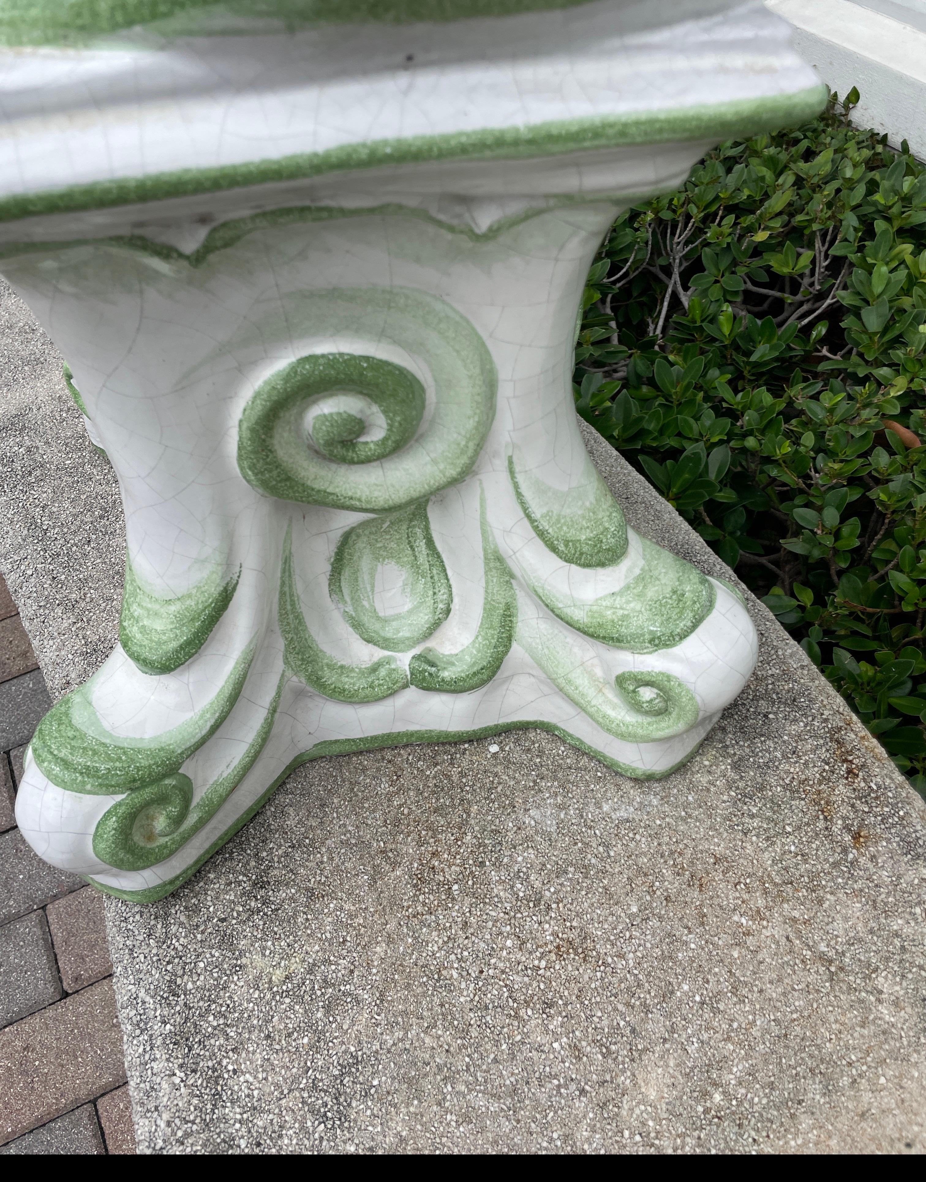 Seduta da giardino a forma di conchiglia in terracotta smaltata in stile grotta italiana vintage In condizioni buone in vendita a West Palm Beach, FL